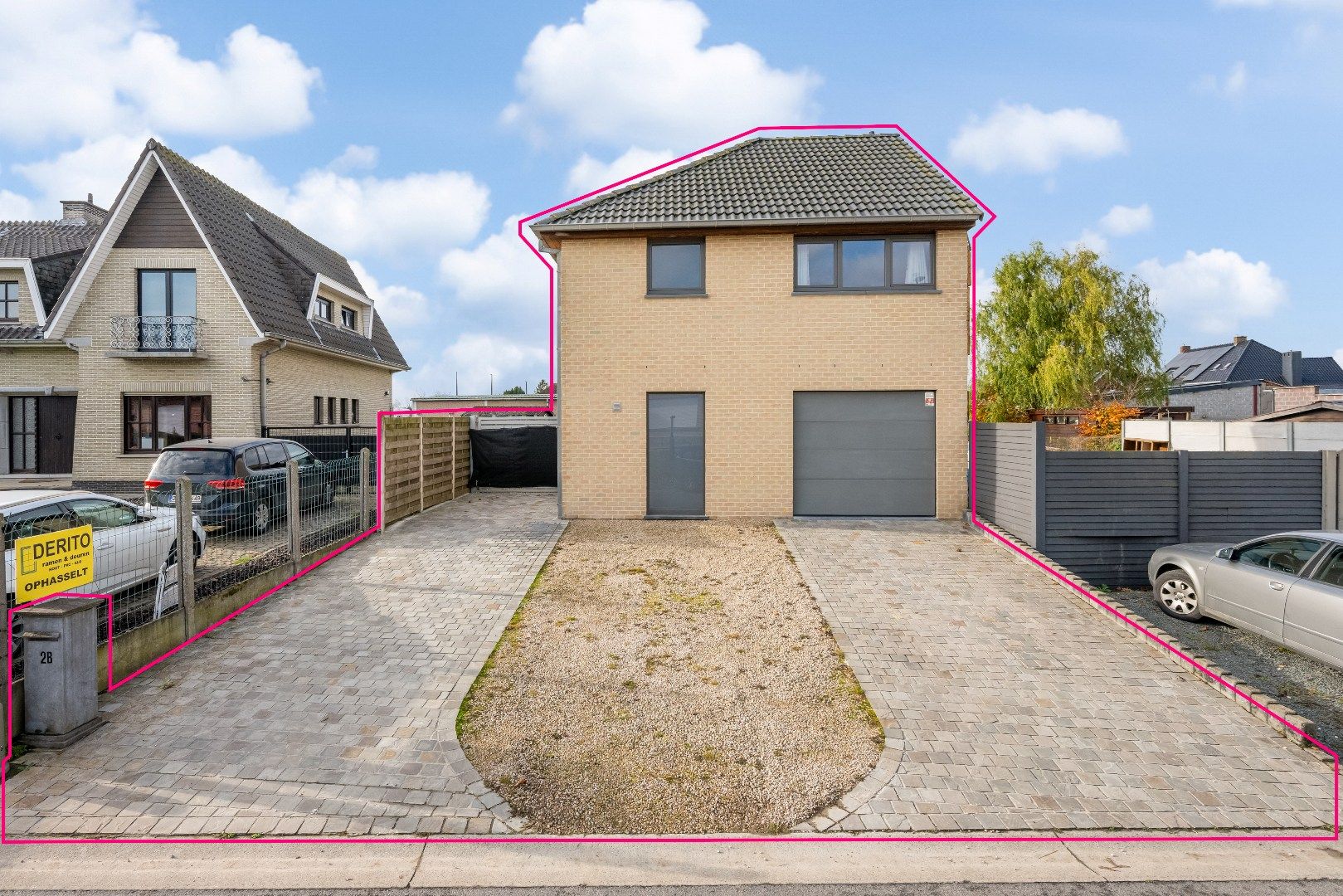 Moderne halfopen bebouwing met garage en tuin foto {{pictureIndex}}