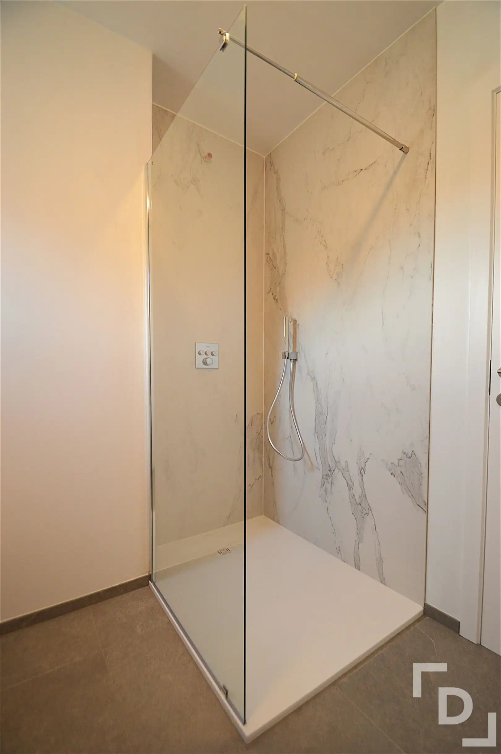 Modern en energiezuinige nieuwbouwwoning in centrum Ieper. foto 14