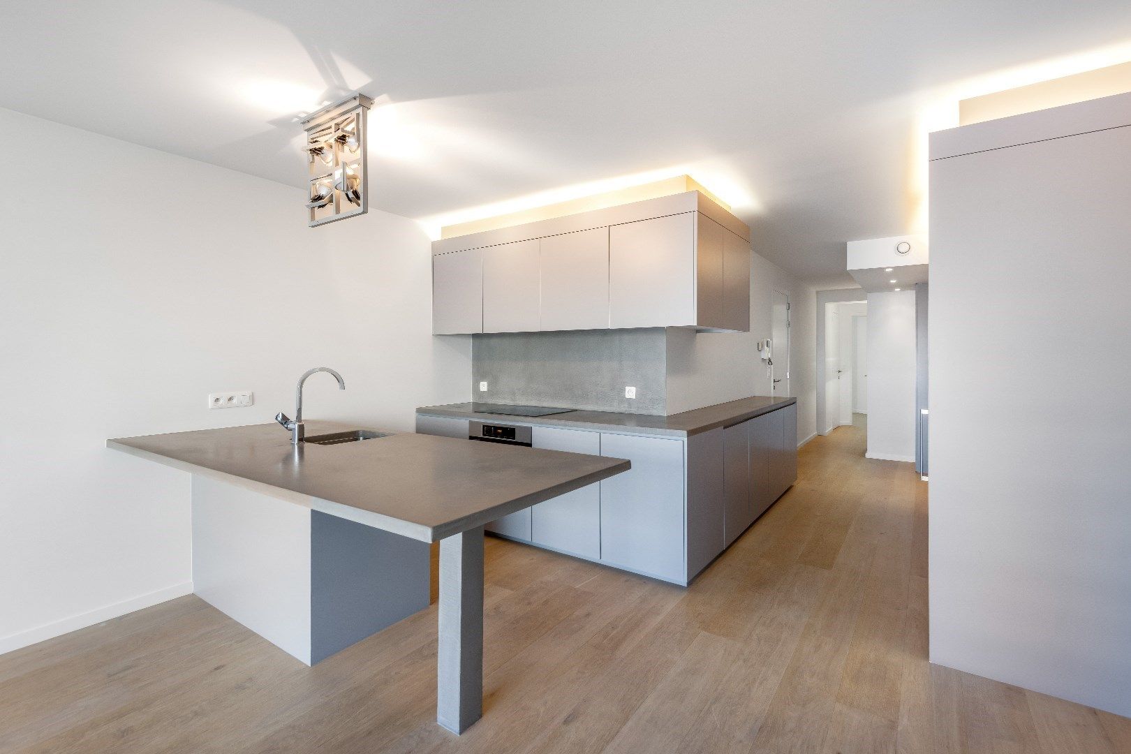 Ongemeubeld appartement met prachtig zeezicht, gelegen op het Lichttorenplein. foto 6