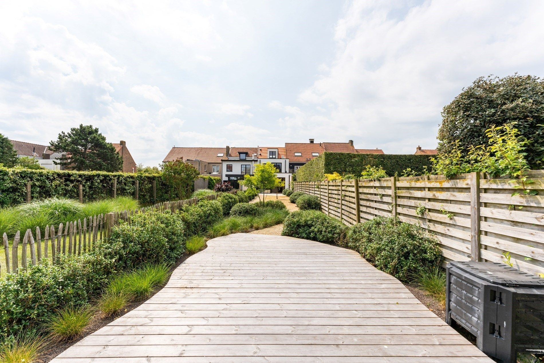 Totaal vernieuwde woning met parking te Oud Knokke foto 2