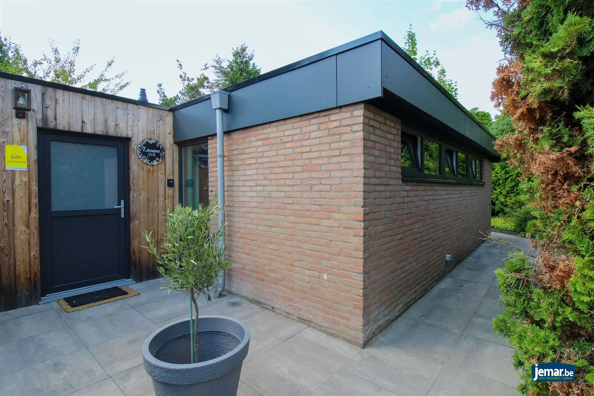 Stijlvol gerenoveerde vakantiewoning op vakantiedomein Sonnevijver met 2 slaapkamers, gelegen aan de Maanvijver, instapklaar en inclusief inboedel – ideaal voor eigen gebruik of verhuur! foto {{pictureIndex}}