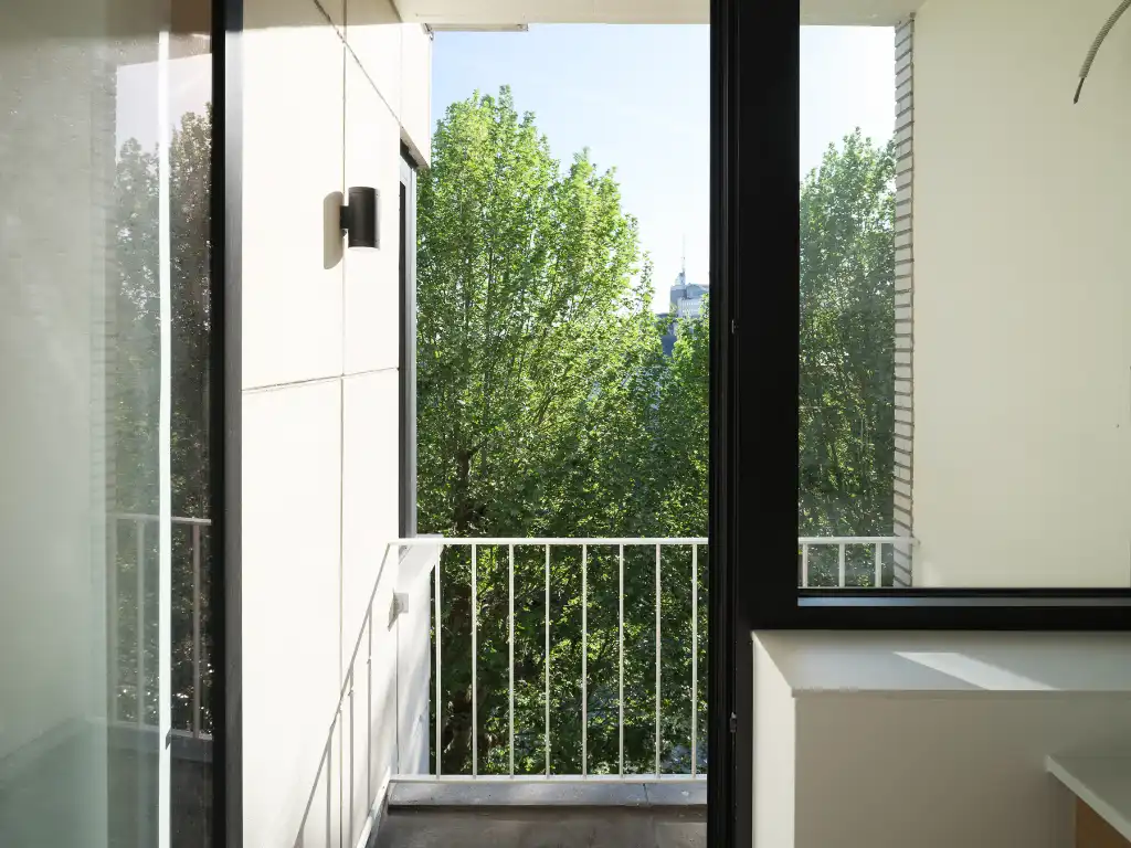 Smaakvol gerenoveerd 2-slaapkamer appartement met twee terrassen. foto 7