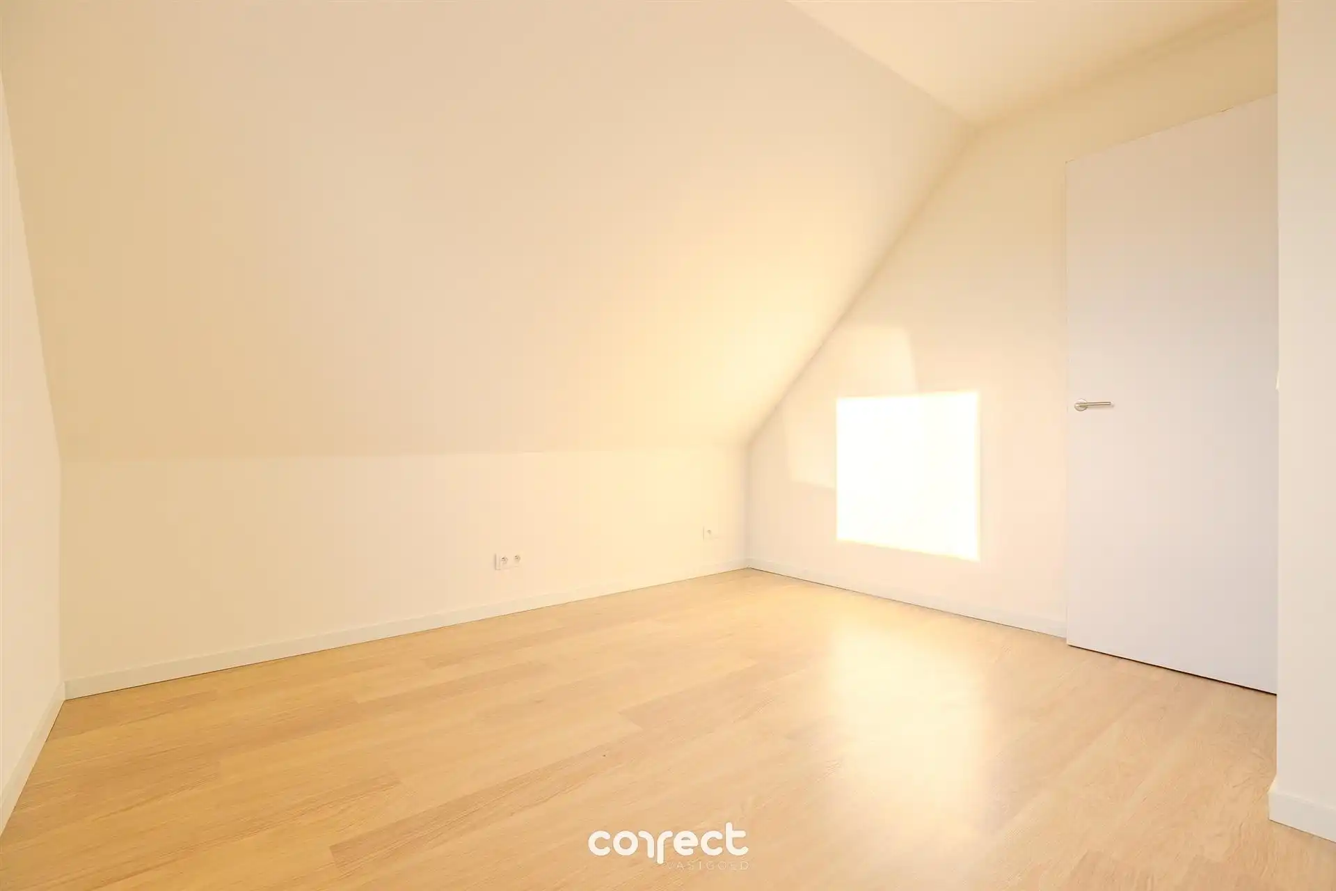 Iinstapklare nieuwbouwwoning met 3 slpkrs en tuin. foto 11