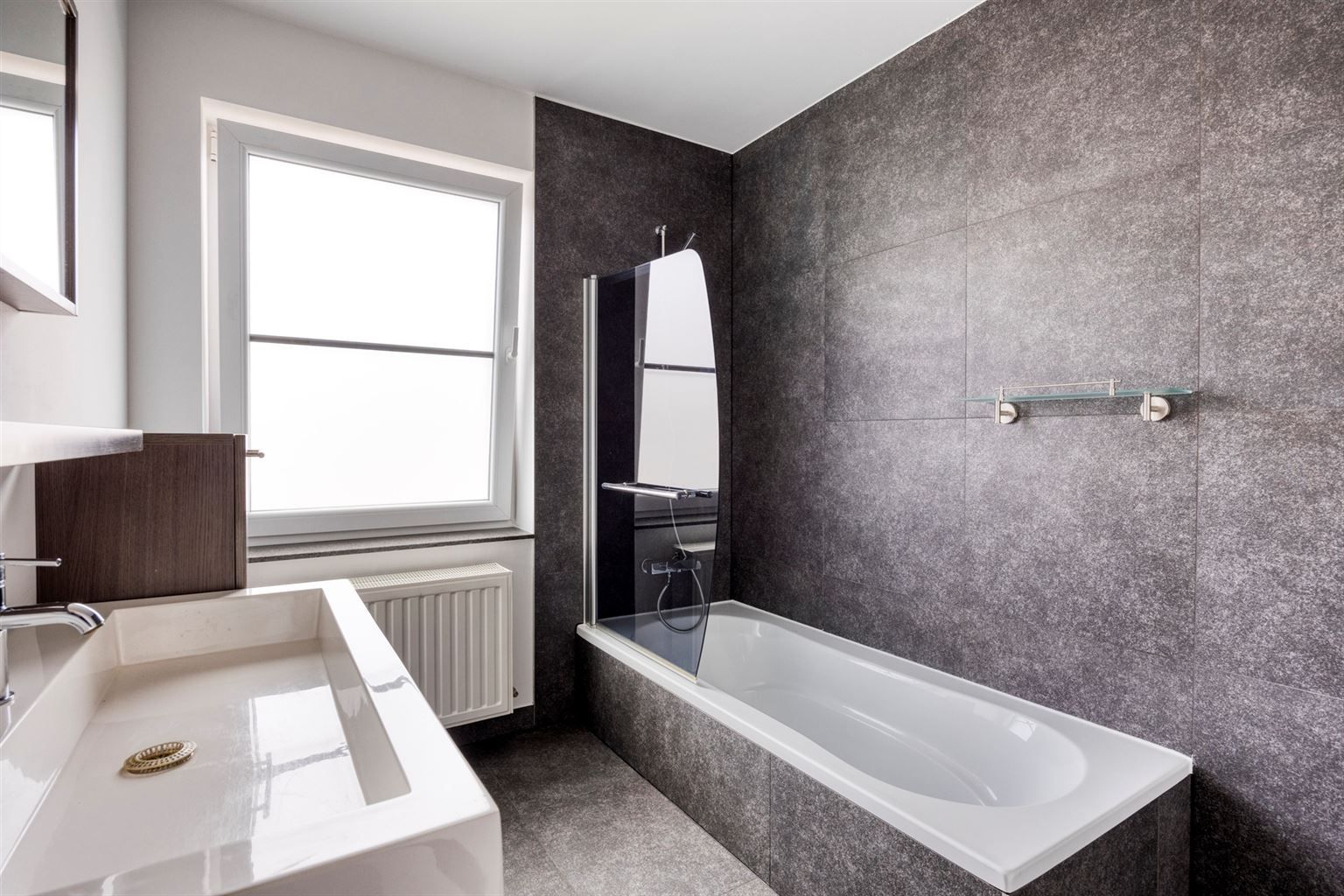 Instapklaar gelijkvloers appartement met 2 slaapkamers, ruime tuin en parkeergelegenheid op een rustige toplocatie in Opitter.  foto 18