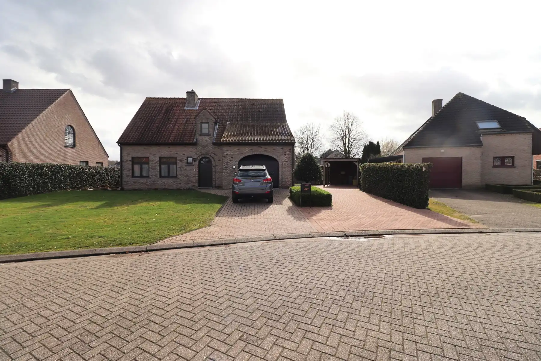 Appartement op de 1ste verdieping met carport/tuinberging en terras met tuin. foto {{pictureIndex}}