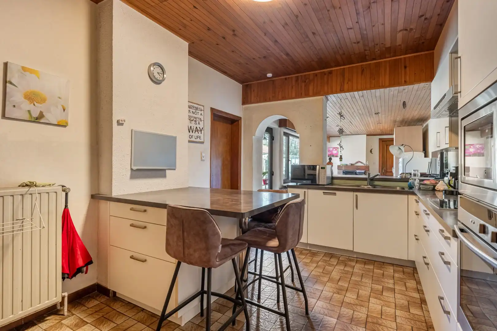 Droomt u van een woning te koop met ruimte, een groot perceel en heel wat mogelijkheden? Dan is deze halfopen bebouwing op een perceel van 10 are 14 absoluut het ontdekken waard 🏡. foto 2