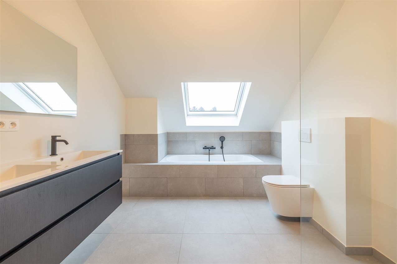 Instapklare nieuwbouwwoning op ruim perceel met 3 slk foto 25