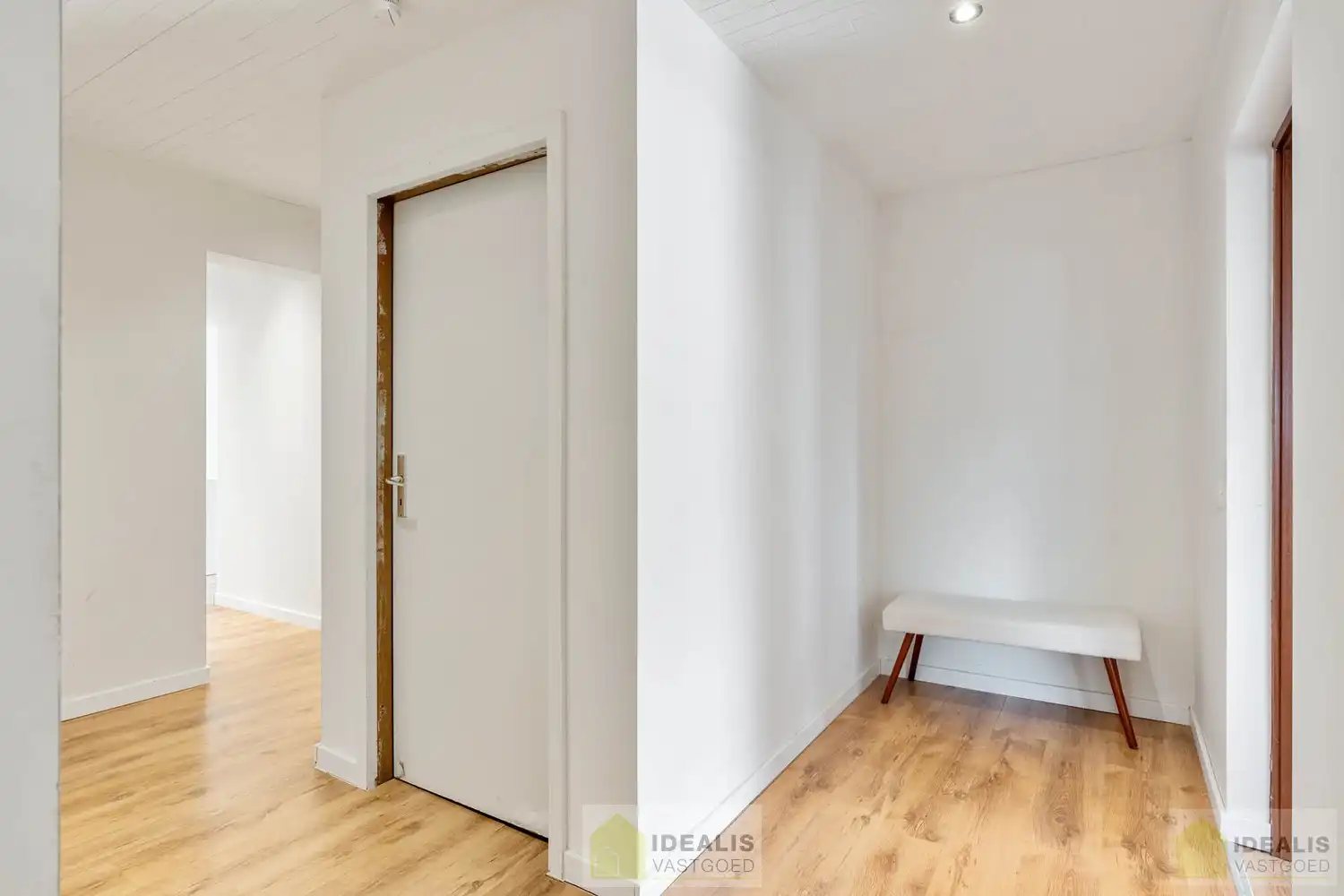 INSTAPKLARE GERENOVEERDE BUNGALOW MET LICHTRIJKE LEEFRUIMTE EN AANSLUITEND ZEER RUIME MODERNE KEUKEN, BADKAMER, VERANDA EN 3 GOEDE SLAAPKAMERS OP EEN KNAP PERCEEL VAN 9A 48A. DAARNAAST IS DE WONING VOLLEDIG ONDERKELDERD! Deze goed ingedeelde woning omvat +-145m² bewoonbare oppervlakte verdeeld over een lichtrijke woonkamer met aansluitend een zeer ruime moderne keuken, badkamer, veranda, 3 goede slaapkamers en tevens is de woning volledig onderkelderd. De woning is gelegen op een aangenaam perceel van 9a 48ca vlakbij het centrum van Bree, op fietsafstand van winkels, horeca en scholen,… Zeer geschikt voor kandidaten op zoek naar een gerenoveerde woning die ruimte en rust biedt doch dicht bij allerlei faciliteiten is gelegen. foto 13