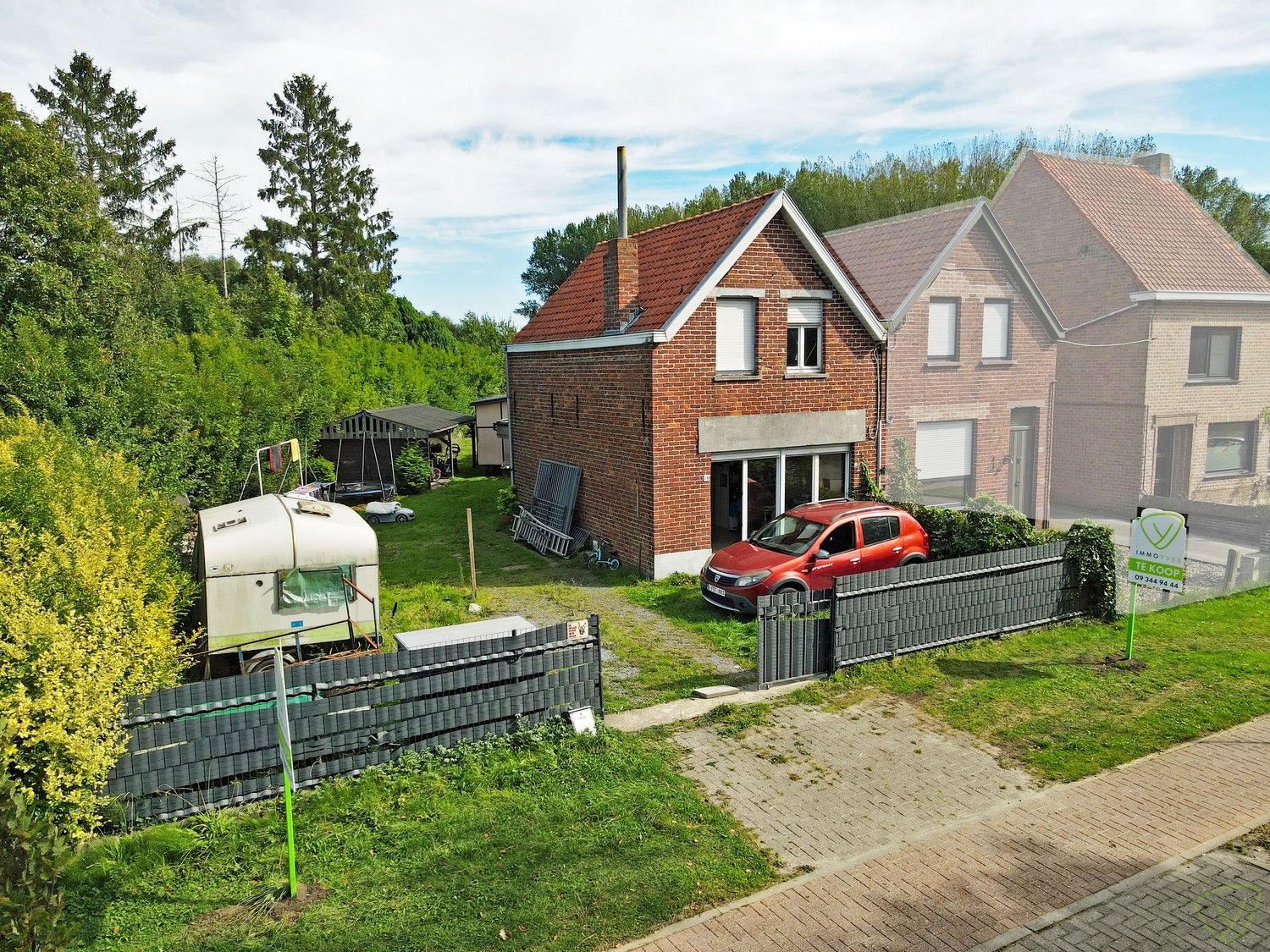 Hoofdfoto van de publicatie: Te renoveren woning met veel potentieel op ruim perceel in Kleit