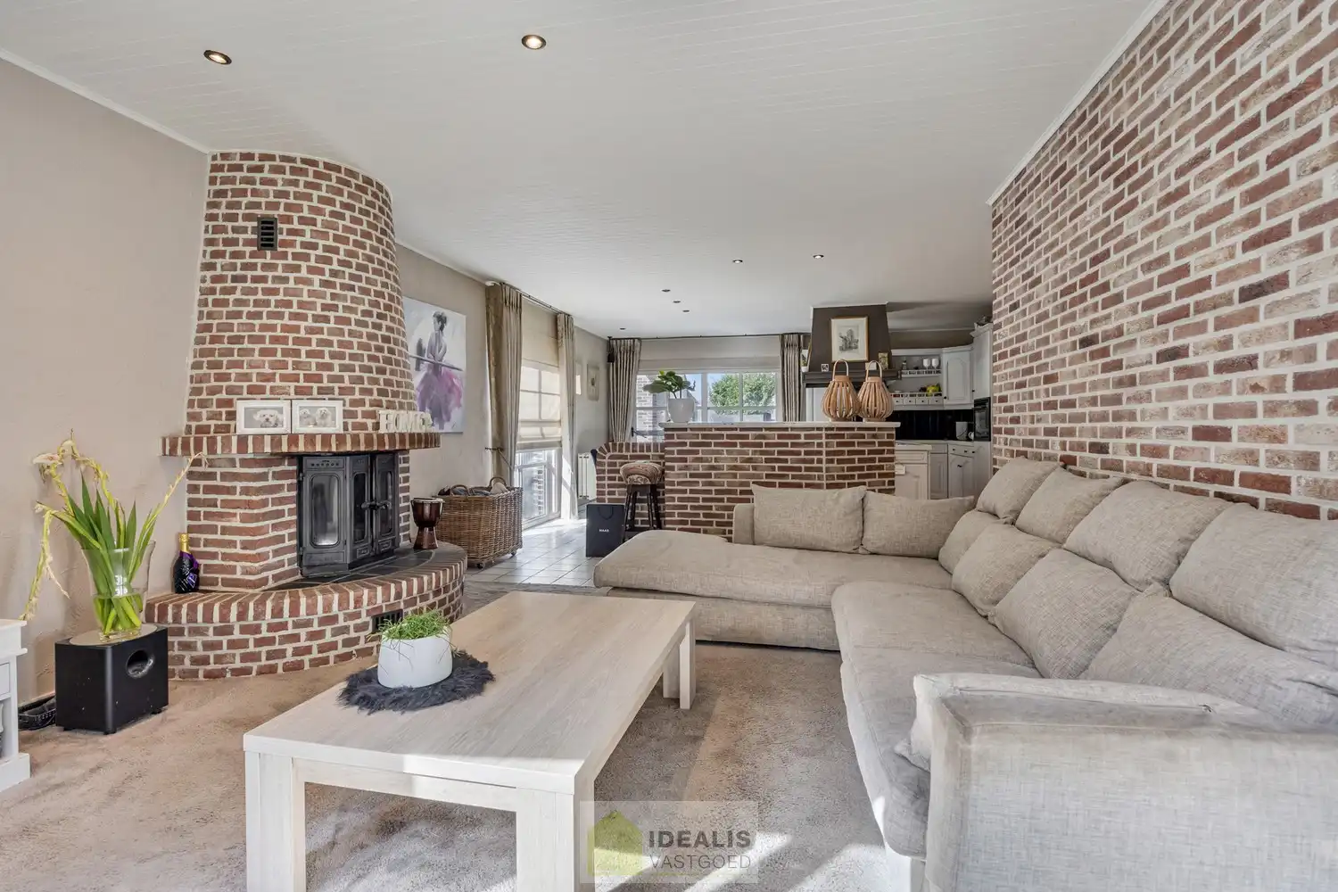 IDEALIS VASTGOED – INSTAPKLARE EENGEZINSWONING MET 4 SLAAPKAMERS EN EEN BEWOONBARE OPPERVLAKTE VAN +- 195M² OP EEN PERCEEL VAN +- 9A 20CA IN KLEINE-BROGEL (PEER). De woning is gelegen vlak bij de dorpskern van het gezellige kleine-Brogel en op enkele minuten verwijderd van de centra van Peer, Kaulille, Bocholt en Pelt. Ideaal voor zij die op zoek zijn naar een ruime instapklare woning met 4 slaapkamers!! foto 8