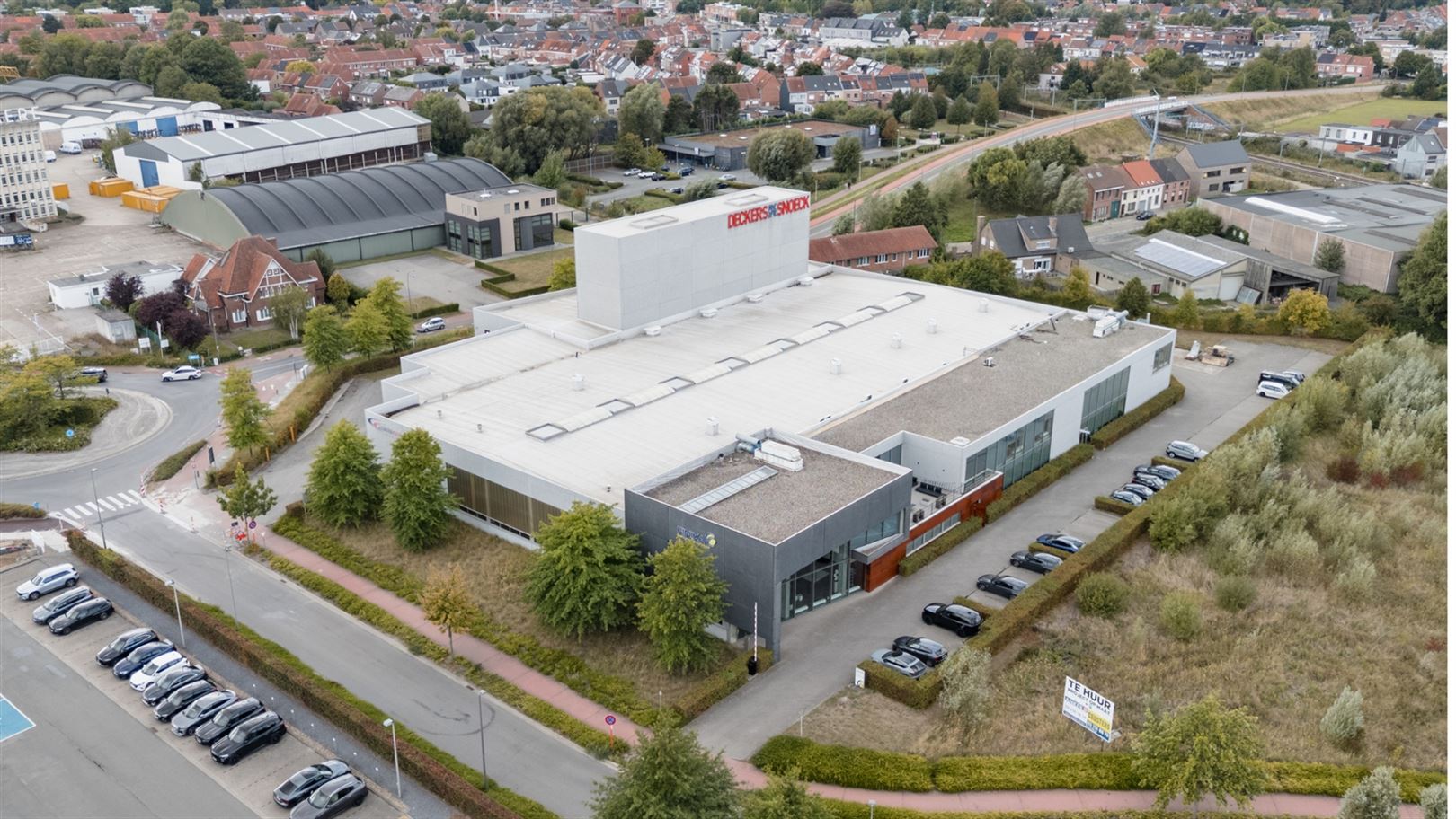 Polyvalent bedrijfsgebouw foto {{pictureIndex}}