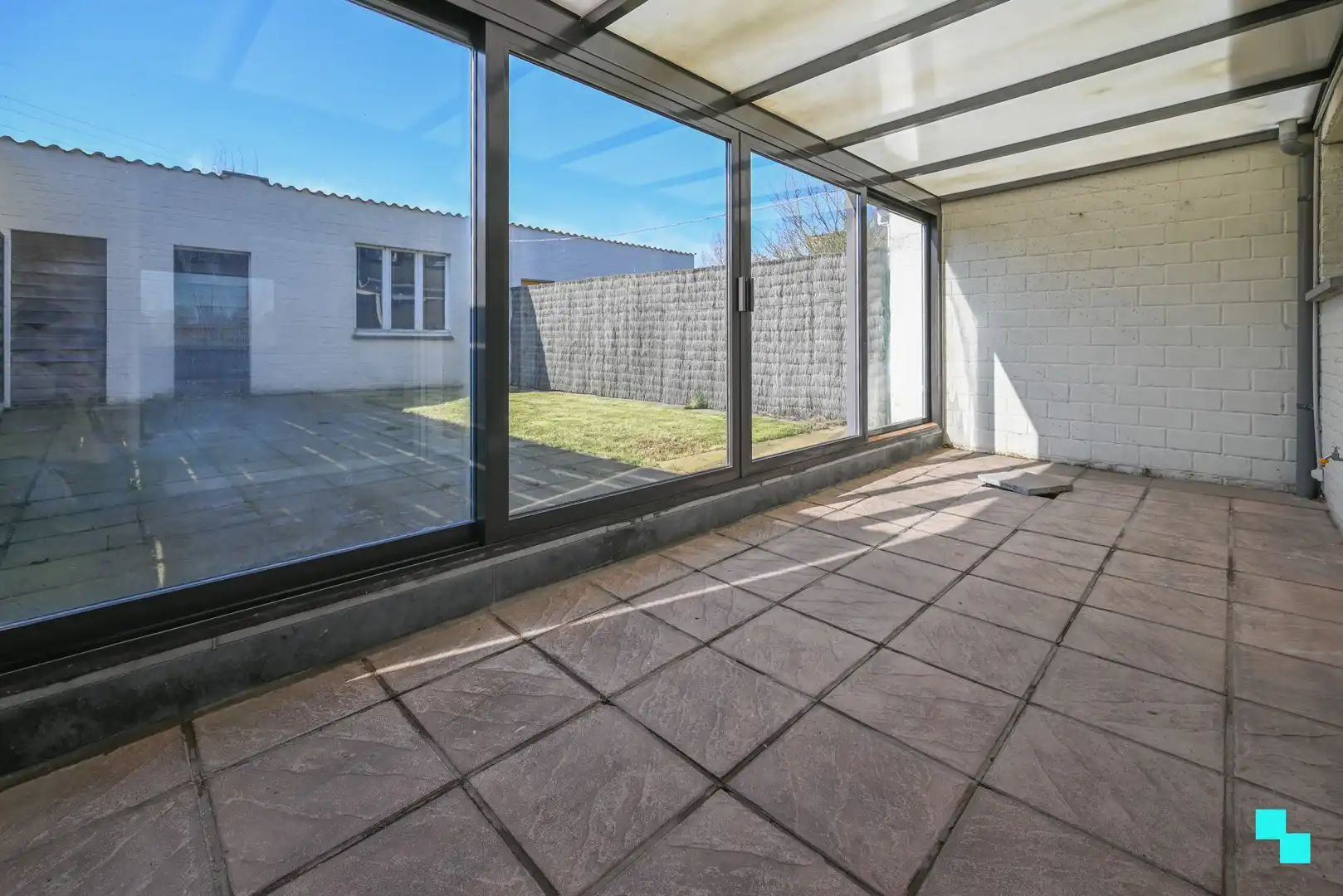 Gerenoveerde woning met twee slaapkamers en ruime garage foto 9