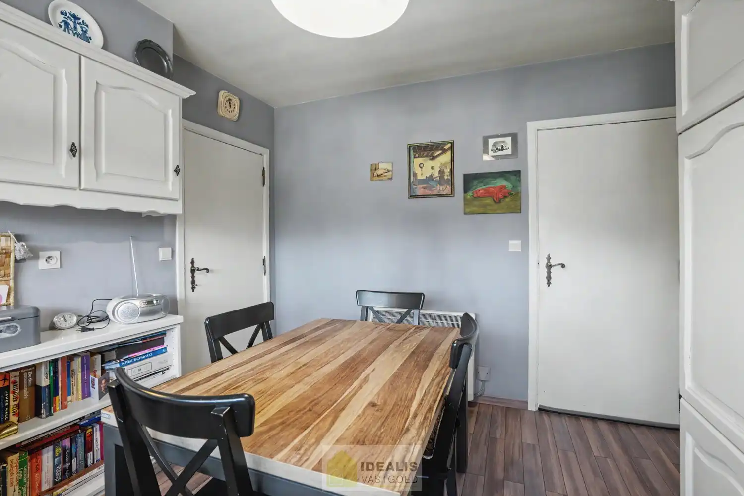 KARAKTERISTIEKE GEZINSWONING OP WANDELAFSTAND VAN HET CENTRUM VAN PEER MET WOONKAMER, GOED UITGERUSTE KEUKEN, BADKAMER, BUREAU, MOGELIJKHEID TOT MAAR LIEFST 4 SLAAPKAMERS EN EEN INPANDIGE GARAGE MET SECTIONALE POORT! - De woning omvat +-204m² bewoonbare oppervlakte en is gelegen op een perceel van +- 9a 46ca (946m²). Zeer geschikt voor kandidaten op zoek naar een centraal gelegen woning met karakter, nog volledig naar smaak op te frissen! foto 6