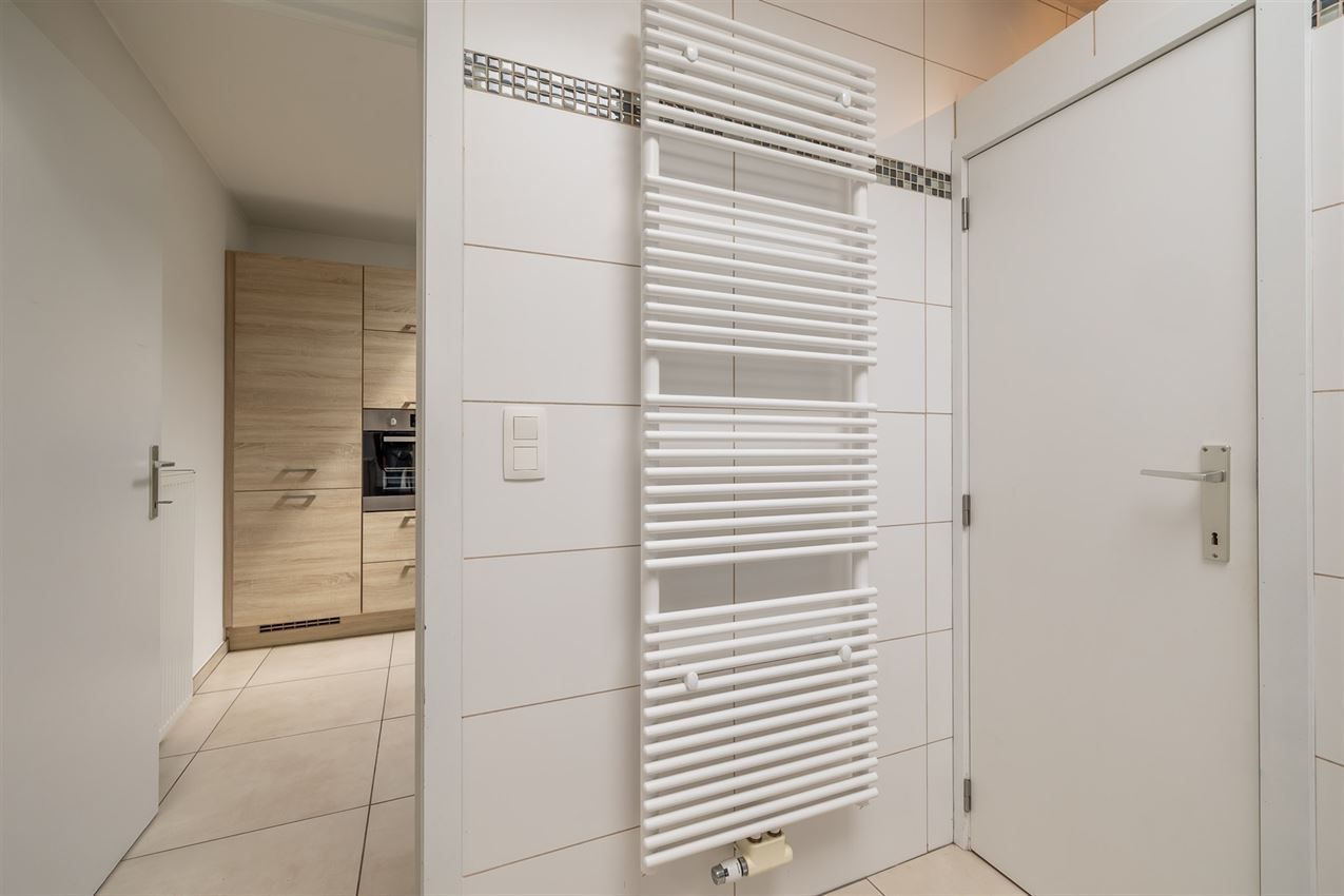 Gerenoveerde woning in rustige straat, 2 slaapkamers, ruime keuken, conforme elektriciteit en wandelroutes vlakbij. foto 18