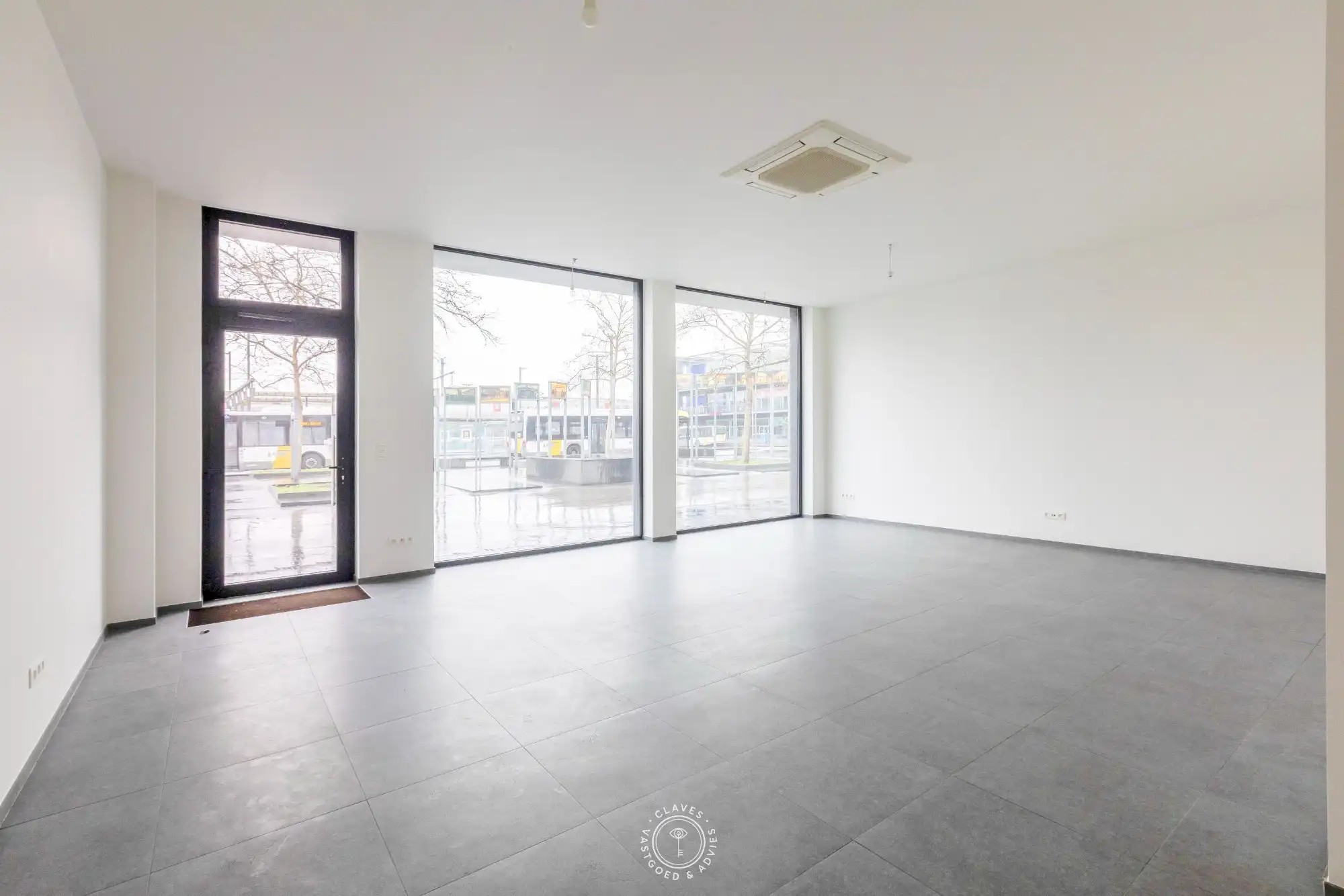 Handelspand te huur – topligging aan station foto {{pictureIndex}}