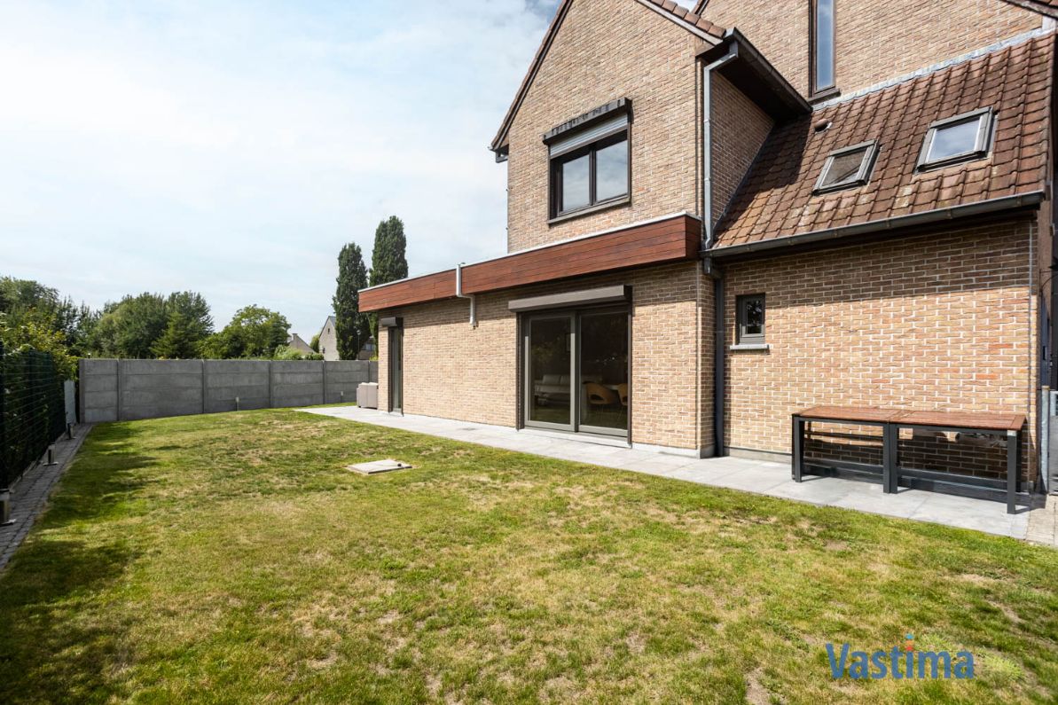 Halfopen bebouwing met zonnige tuin in doodlopende straat foto 27