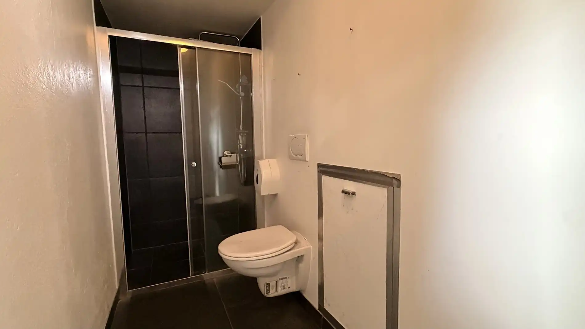 Magazijn met laadkade en kantoren te huur aan E17 in Kruibeke foto 17