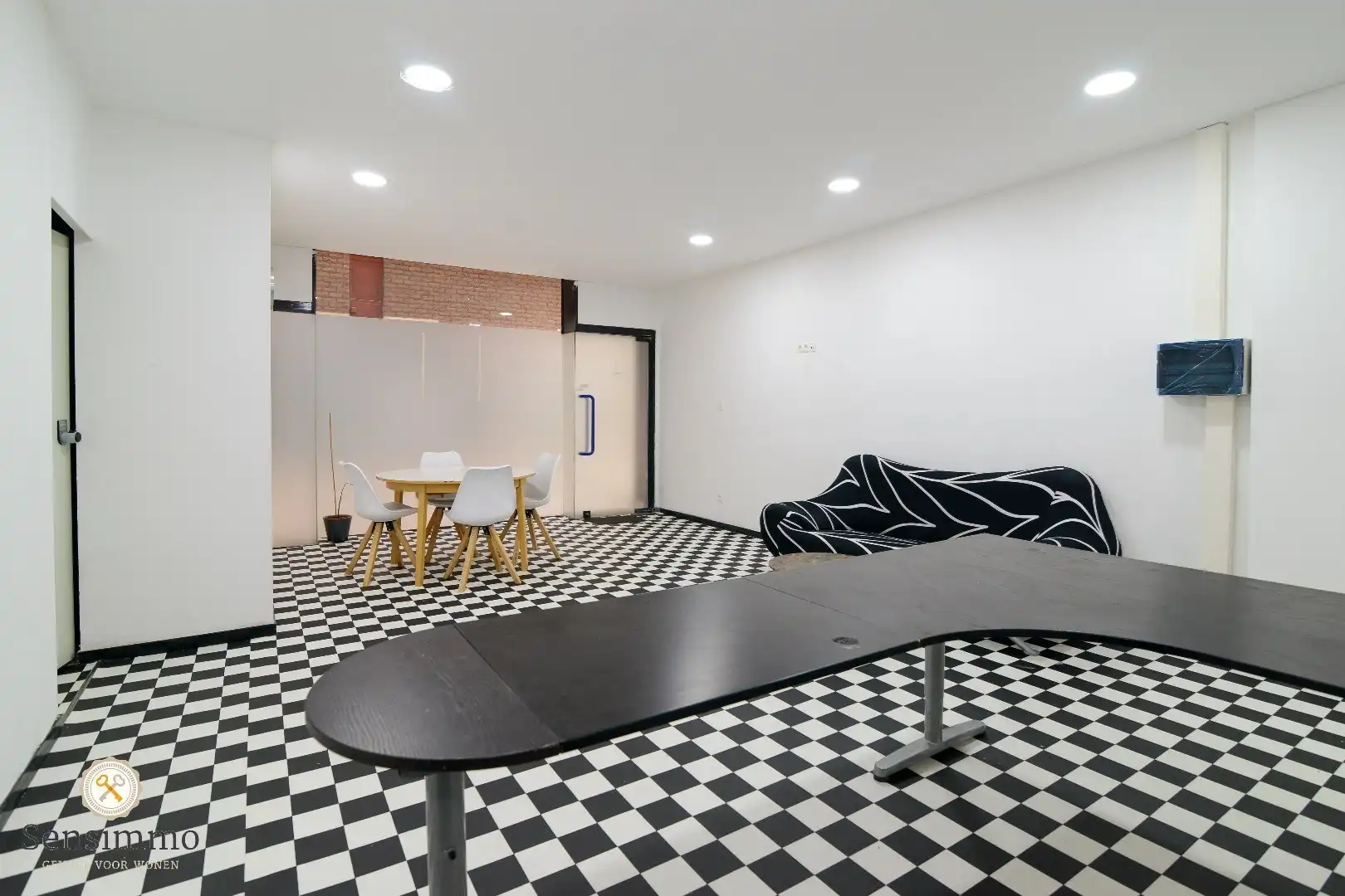 Handelsruimte in het hartje van Genk foto 3