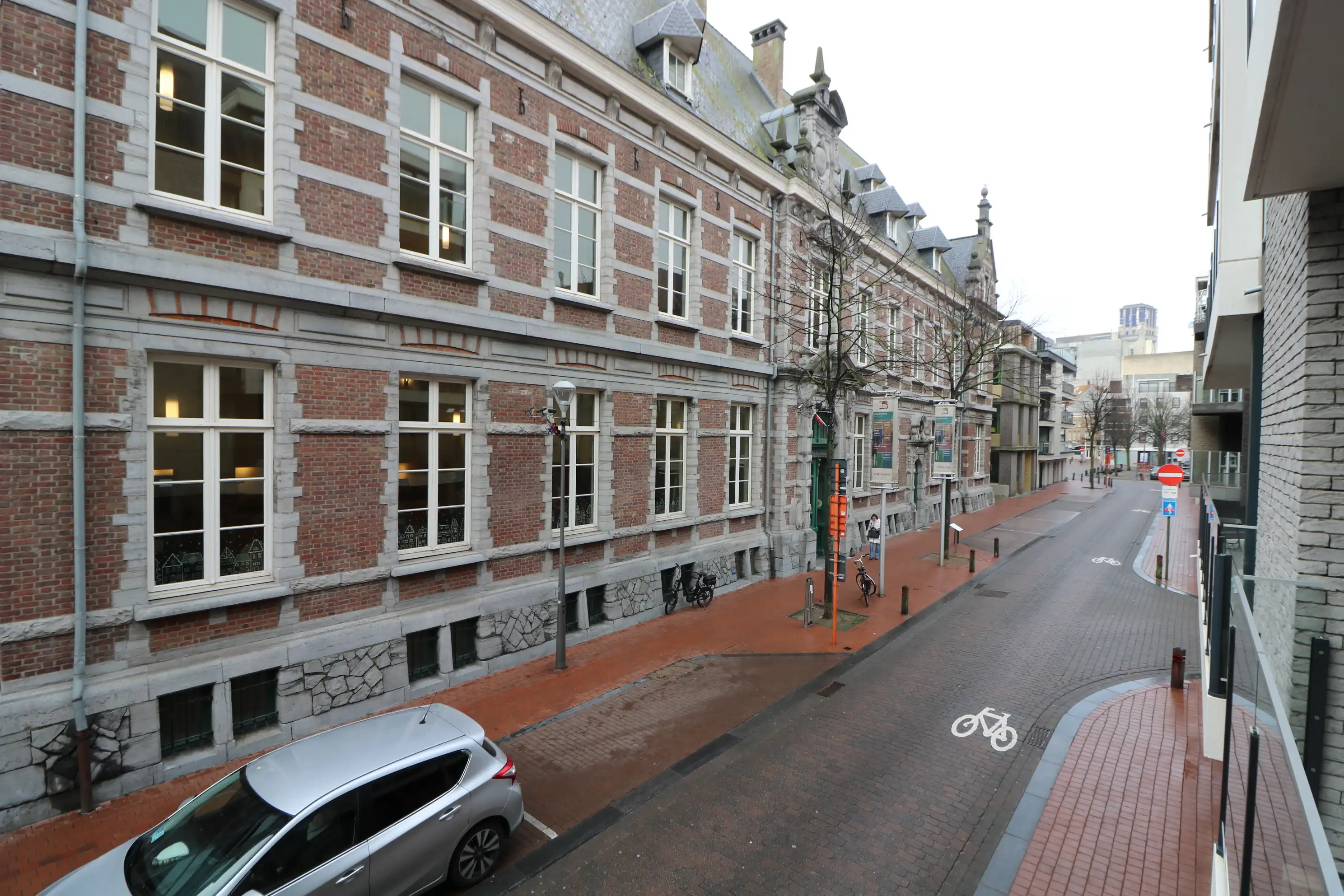 Recent 2-slaapkamerappartement met klassevolle afwerking op de hoek van Onderwijsstraat en Descampsstraat. foto 12