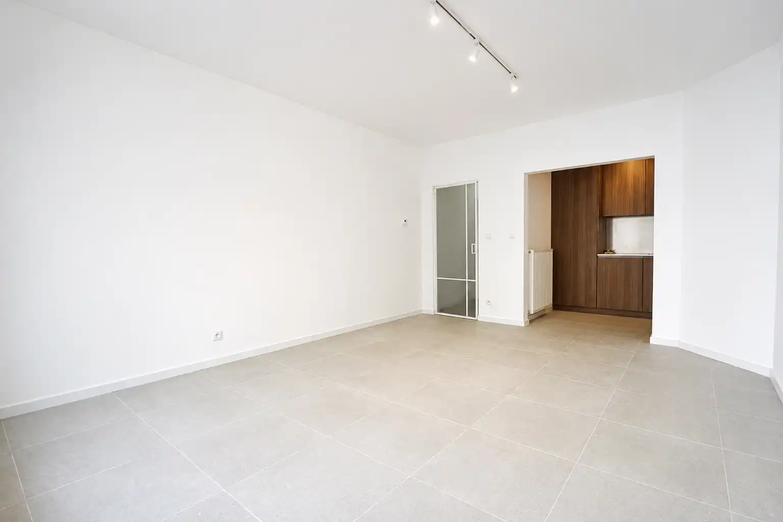 Instapklaar 2-slaapkamerappartement met tuin. foto 2