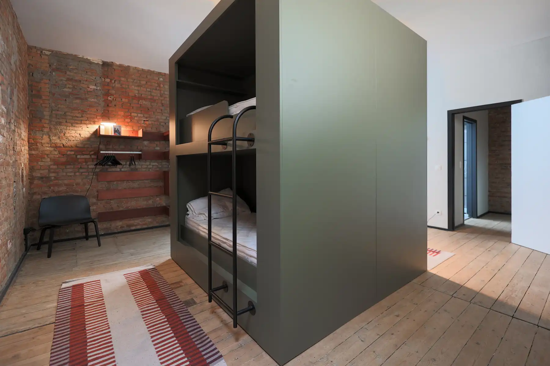 Ruim en lichtrijk triplex-atelier in de stad foto 10
