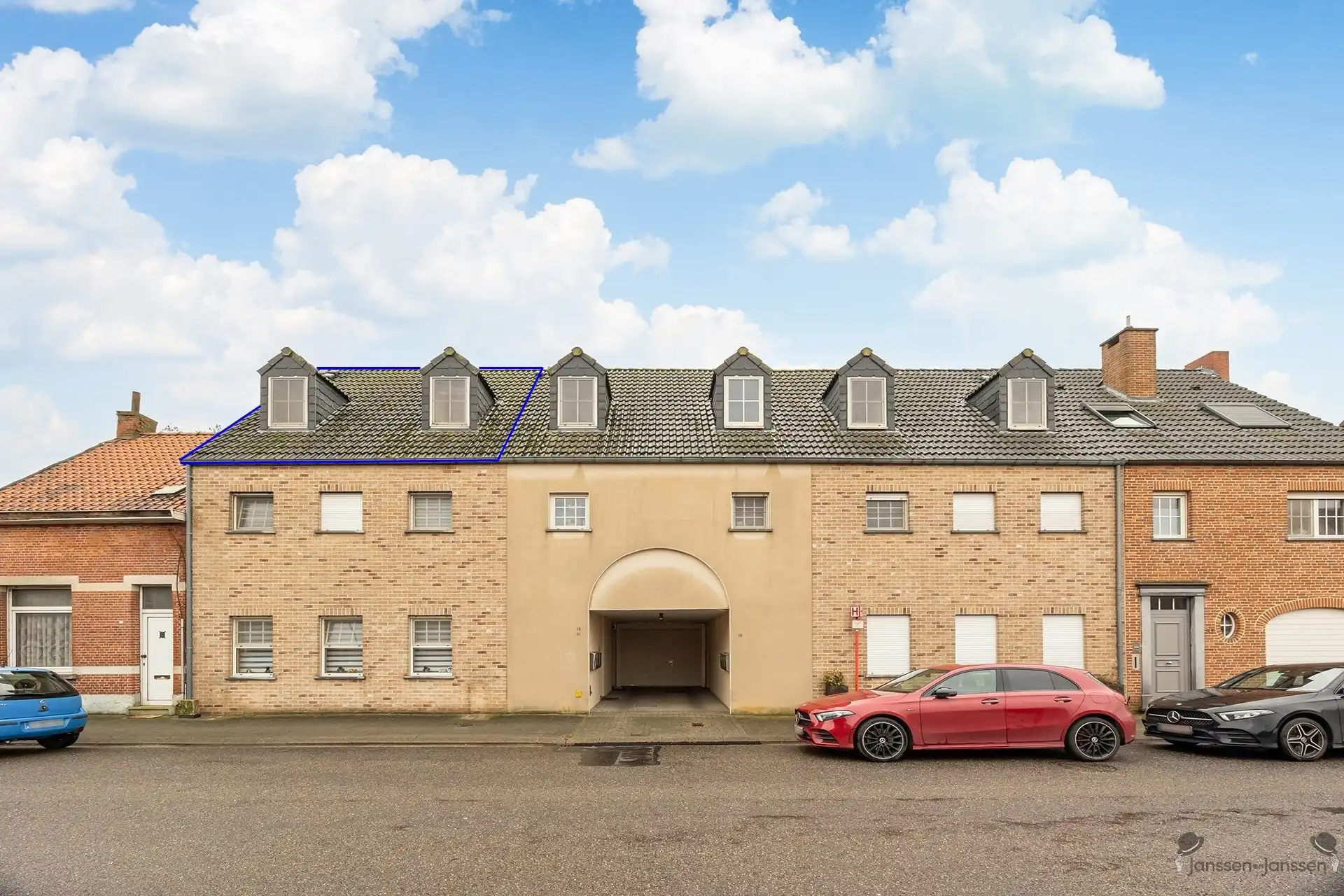 Appartement met uitzonderlijk ruim terras (36 m²) en garagebox te Hoevenen foto {{pictureIndex}}