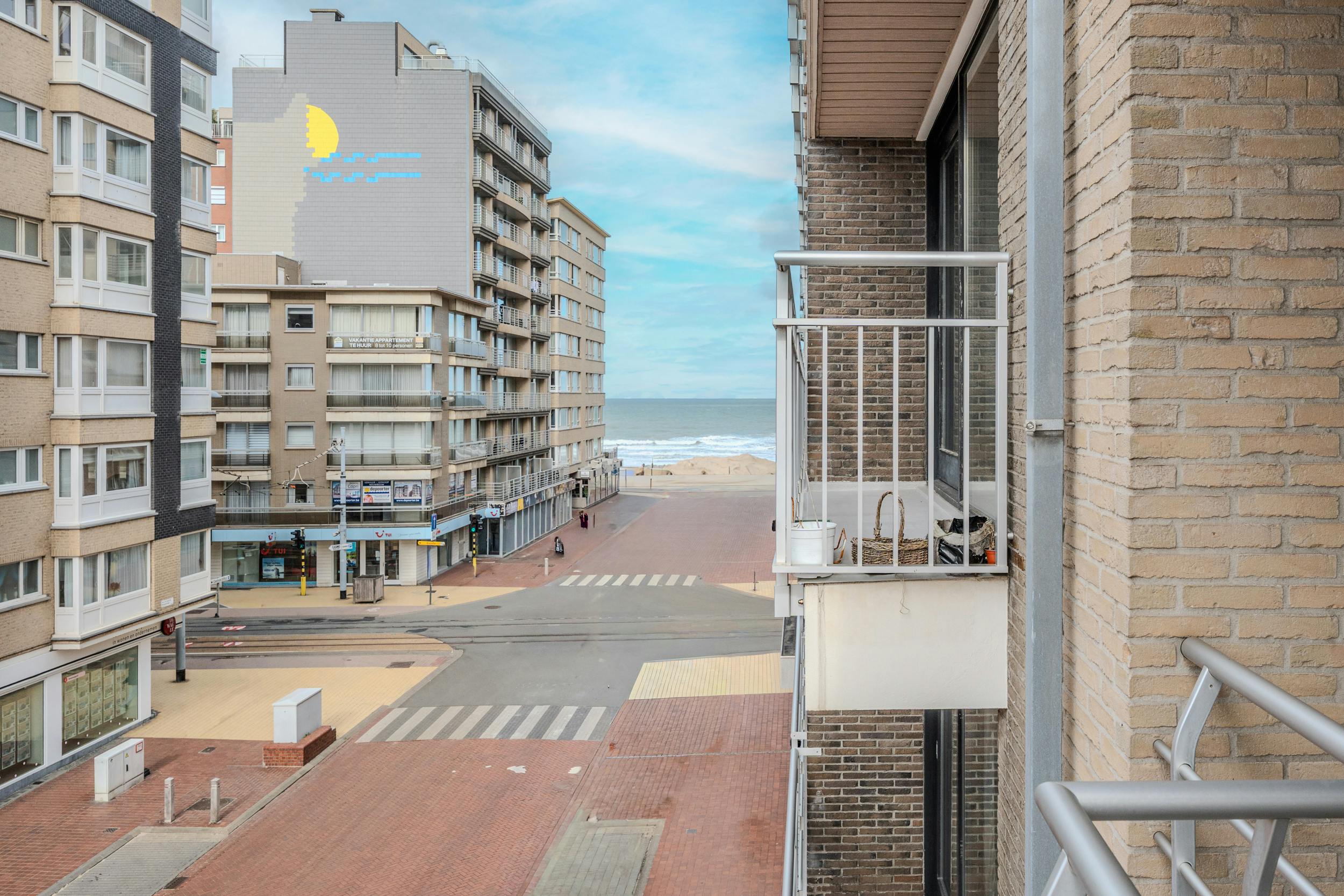 Instapklaar appartement met 1 slaapkamer, terras en zijdelings zeezicht! foto {{pictureIndex}}