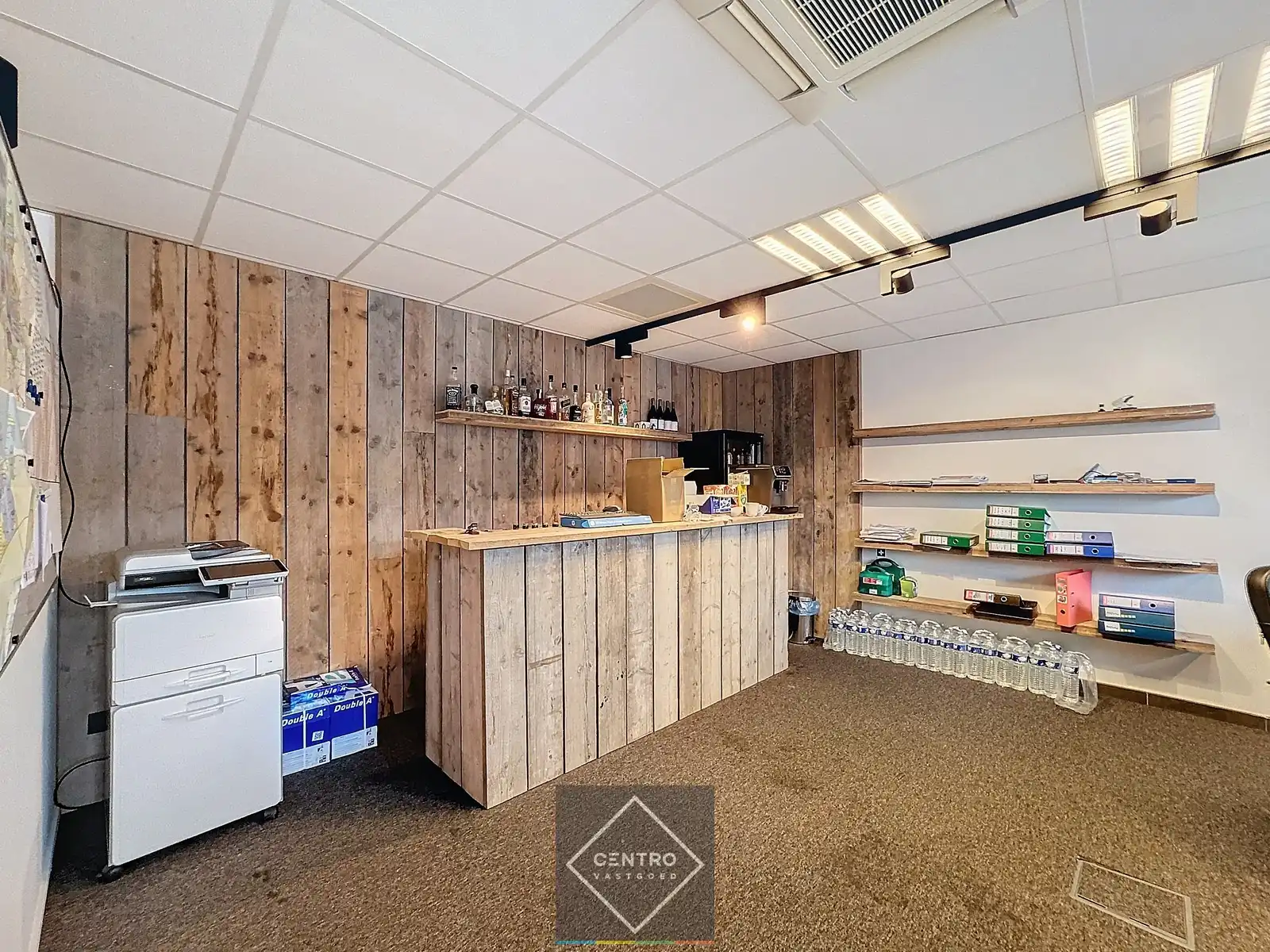 Instapklare & zeer betaalbare KANTOREN (250m²) TE KOOP met 5 private parkeerplaatsen voor de deur te Brugge! Rustig gelegen met een goede ontsluiting naar autosnelwegen. foto 4