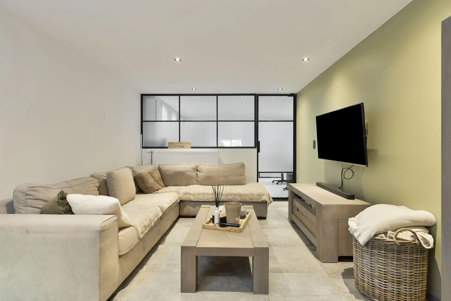 Ruime woning met handelsruimte(57m²)en opslagruimte(462m²). foto 6