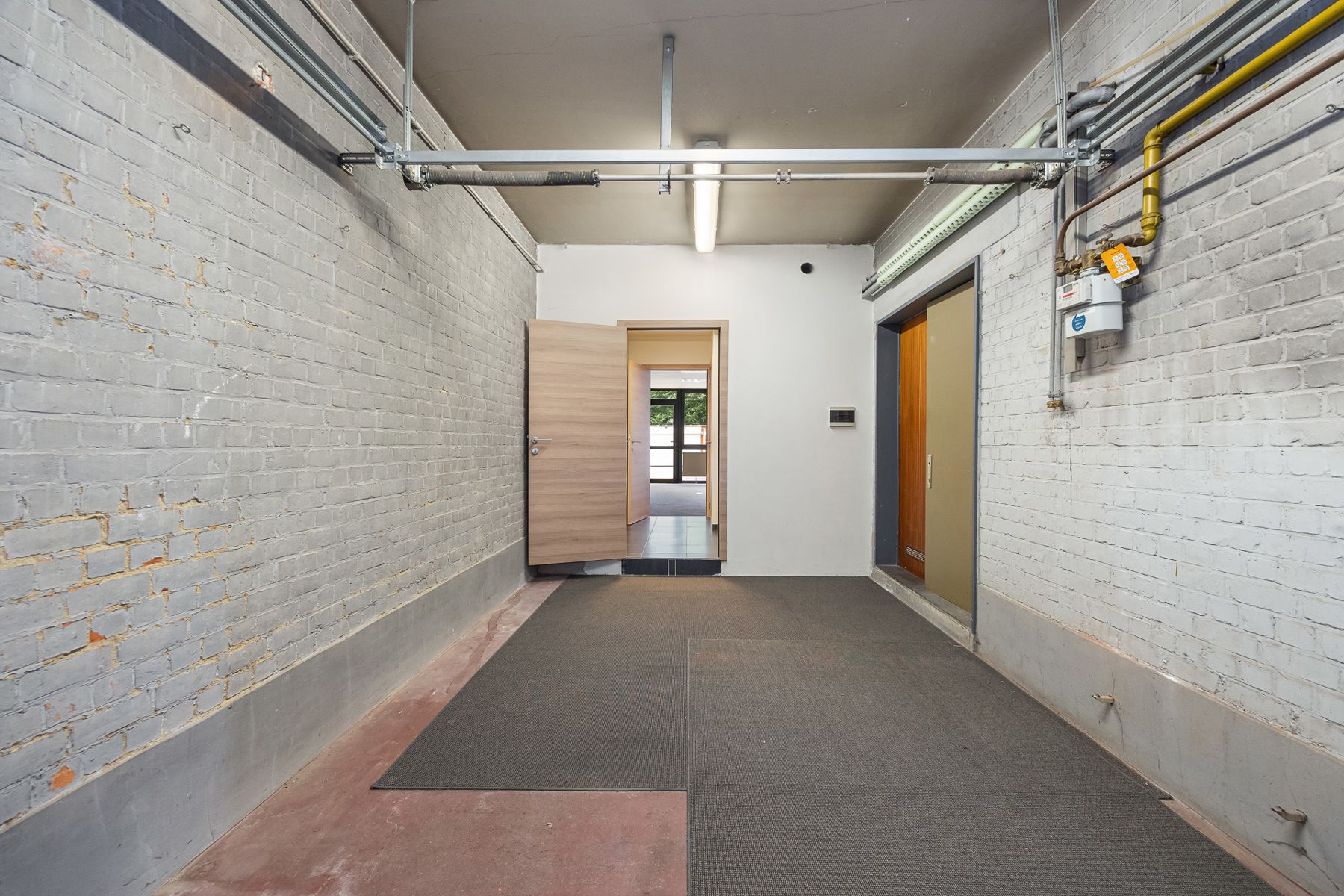 Kantoorgebouw met 2 garages en gunstig EPC nabij Antwerpen centrum en Antwerpse haven! foto 5