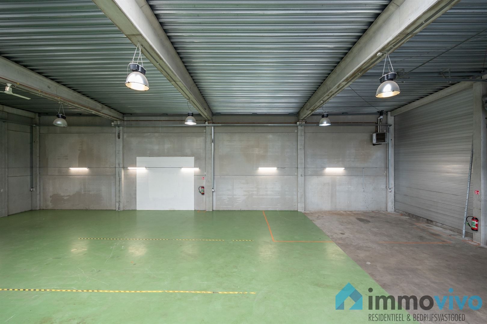 Instapklare KMO-unit van 400 m² met 160 m² kantoor en 5 pp. op toplocatie foto 9