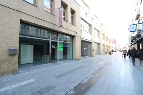 Ruim handelspand in de Molenstraat, pal in het centrum van Blankenberge.   foto 10