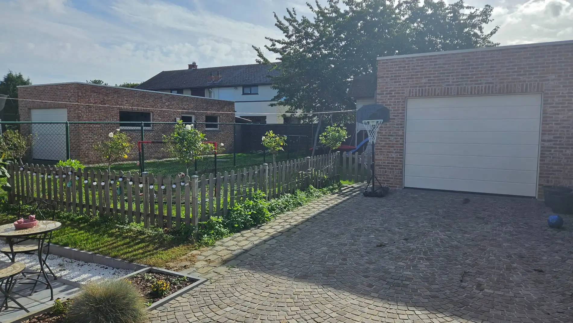 Uiterst ruime woning met 3 slk, 2 garages en tuin foto 9