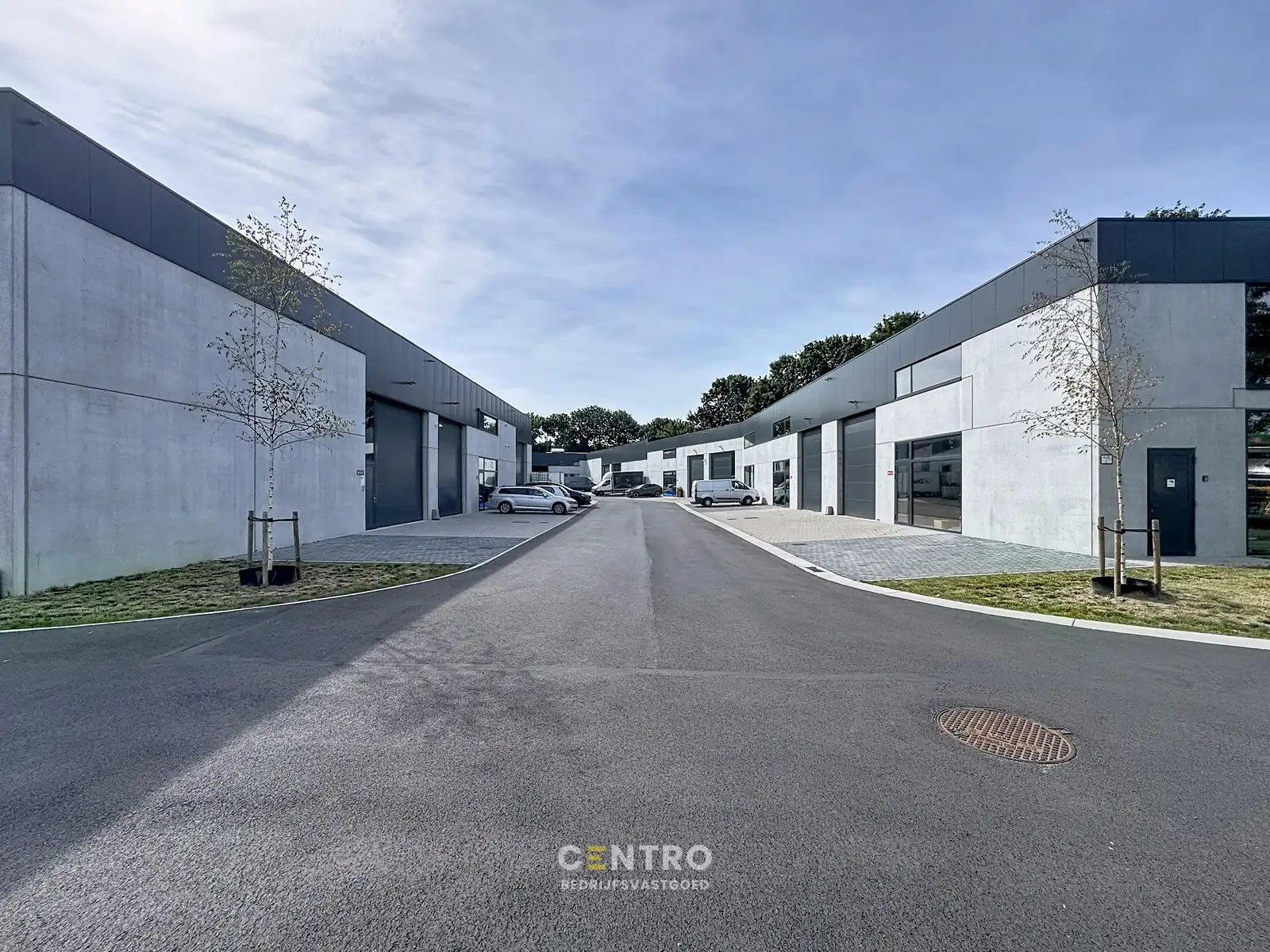 Goed geïsoleerde (vorstvrij) NB OPSLAGRUIMTE (255m²) met grote glaspartij (burelen) en 2 private parkeerplaatsen voor de deur. Op industriezone te Aalter. foto 12