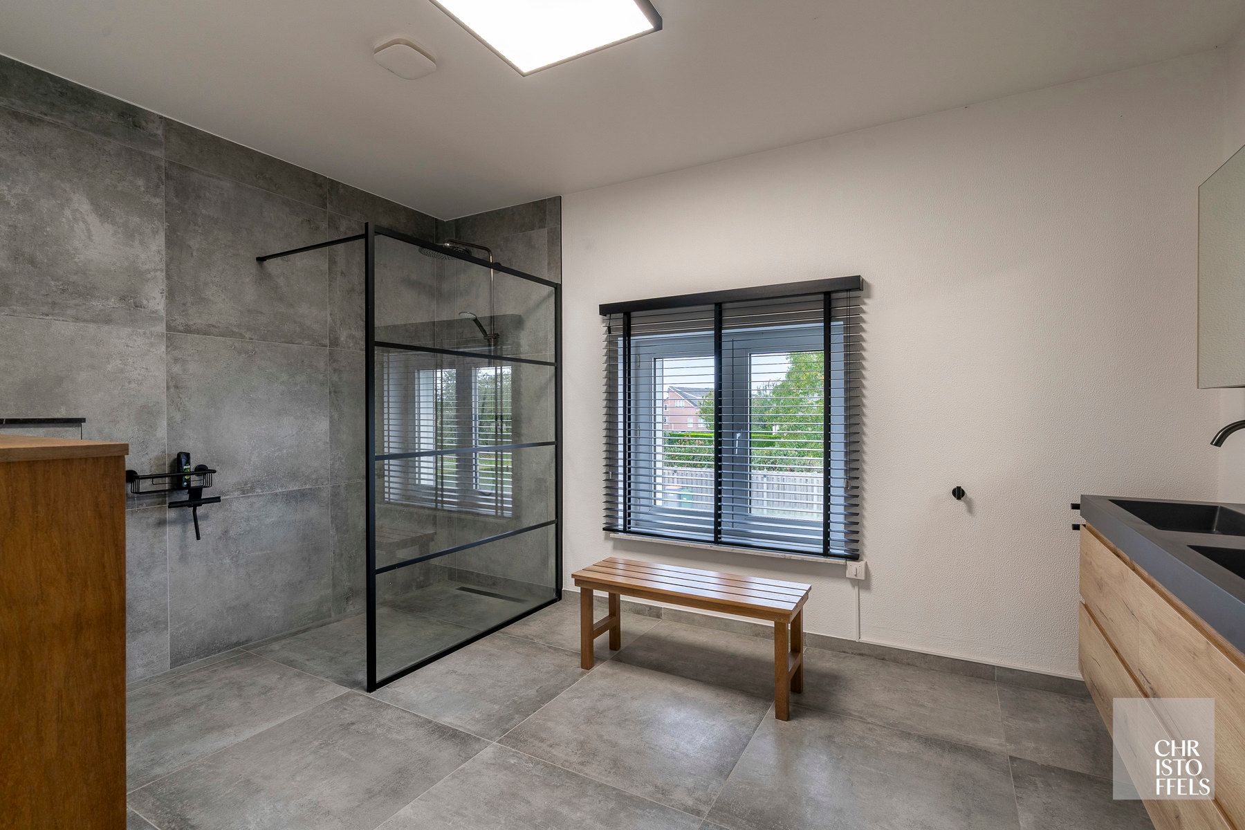 Uitzonderlijk ruime (440m²!) en volledig gerenoveerde woning met commerciële topligging en tal van mogelijkheden in Lanaken! foto 17