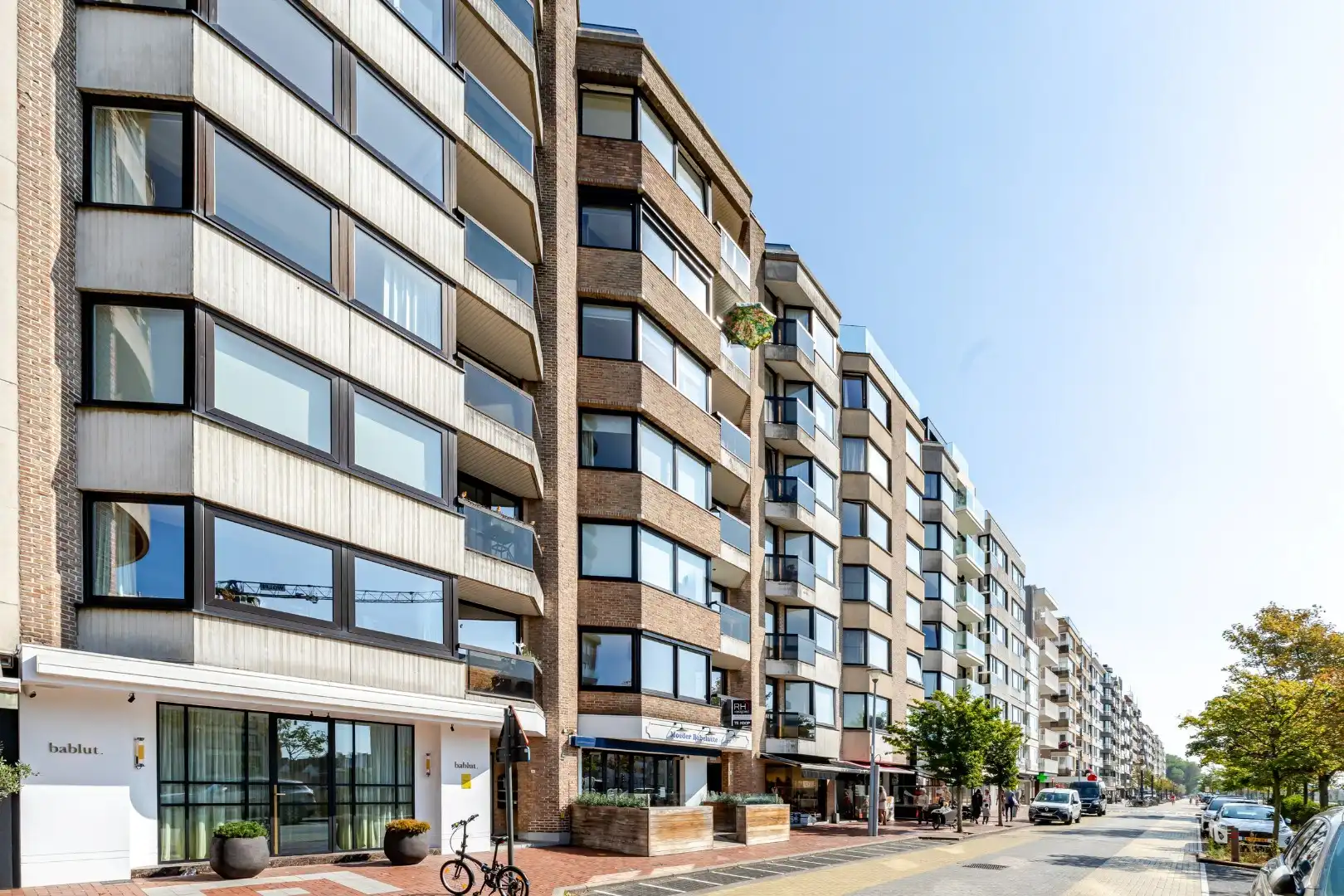 Totaal gerenoveerd appartement met open zicht en uitzonderlijke terrassen op topligging in Heist. foto {{pictureIndex}}