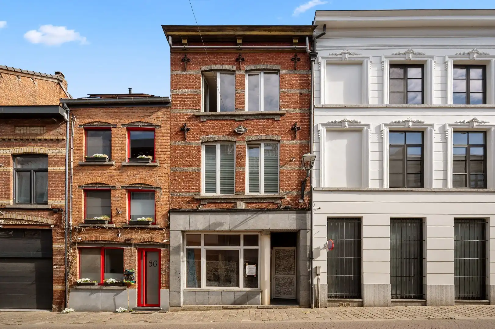 Handelsruimte met stockageruimte op topligging nabij de markt van Diest foto {{pictureIndex}}