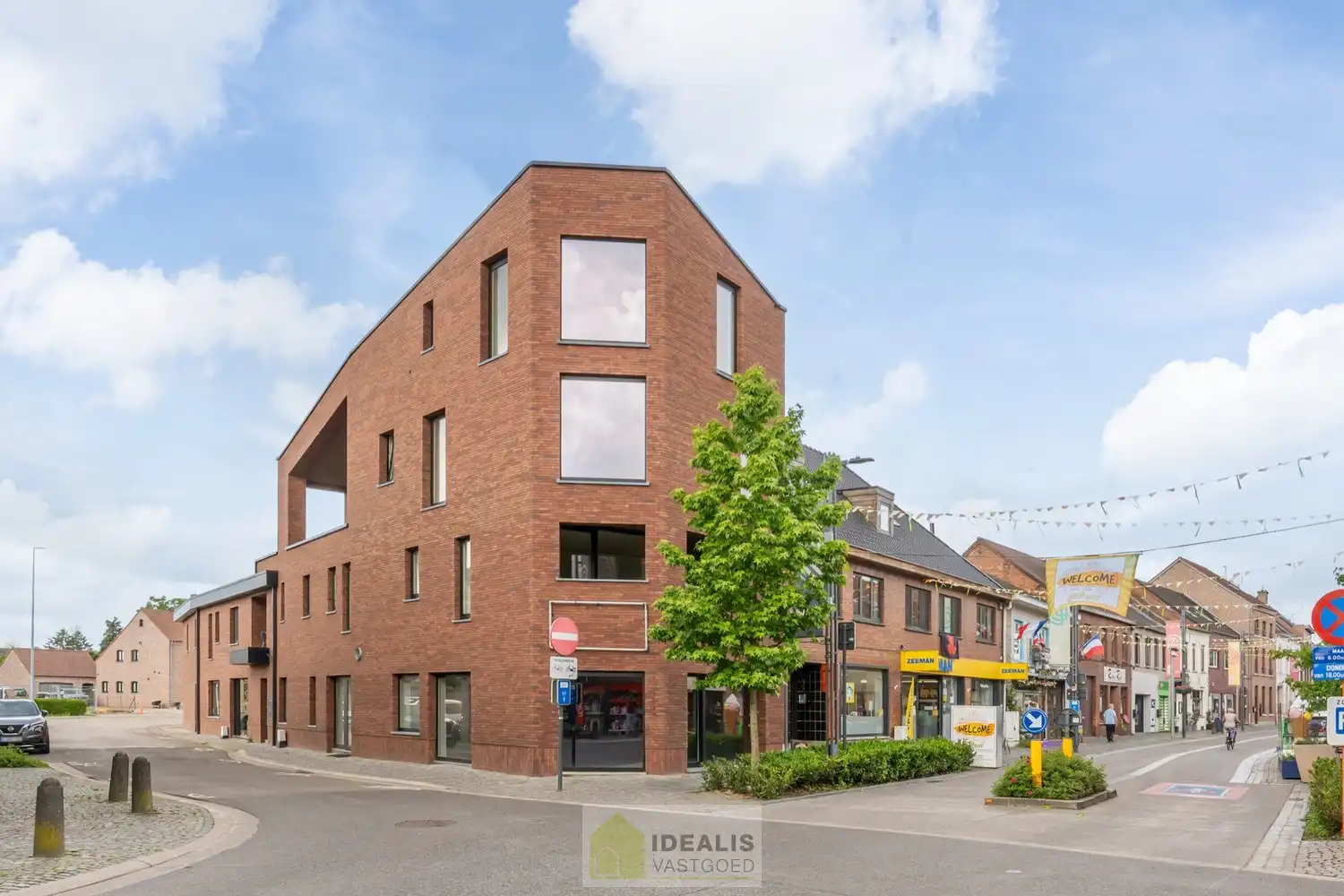 IDEALIS VASTGOED - HANDELSRUIMTE MET TAL VAN MOGELIJKHEDEN OP EEN TOPLOCATIE IN HET CENTRUM VAN PEER! Dit handelspand van +- 92m² is gelegen op de meest levendige winkelstraat van Peer met een breed aanbod aan winkels, restaurants en dienstverlenende bedrijven. Gemakkelijk te bereiken te voet, per auto én openbaar vervoer  en gelegen op een absolute zichtlocatie! foto 2