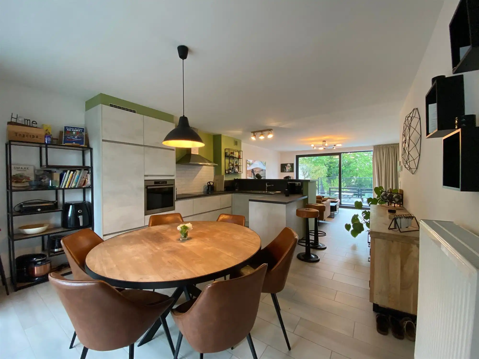 Knappe en ruime bel-etage met 3 slaapkamers, grote garage en tuin. foto 6