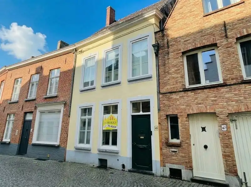 In één van de mooiste straten van Brugge centrum, vlakbij alle winkels CHARMANT ENERGIEZUINIG LICHTRIJK WOONHUIS met stadsTUINTJE, 3 SLAAPKAMERS, 2 BADKAMERS , Mogelijkheid om GARAGE bij te kopen foto 19