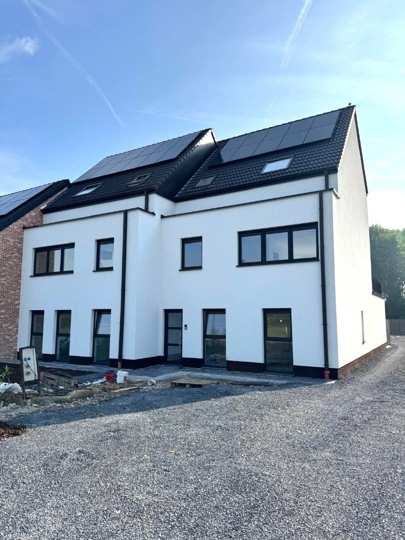 Nieuwbouwappartement met twee slaapkamers, terras en twee autostaanplaatsen foto 2