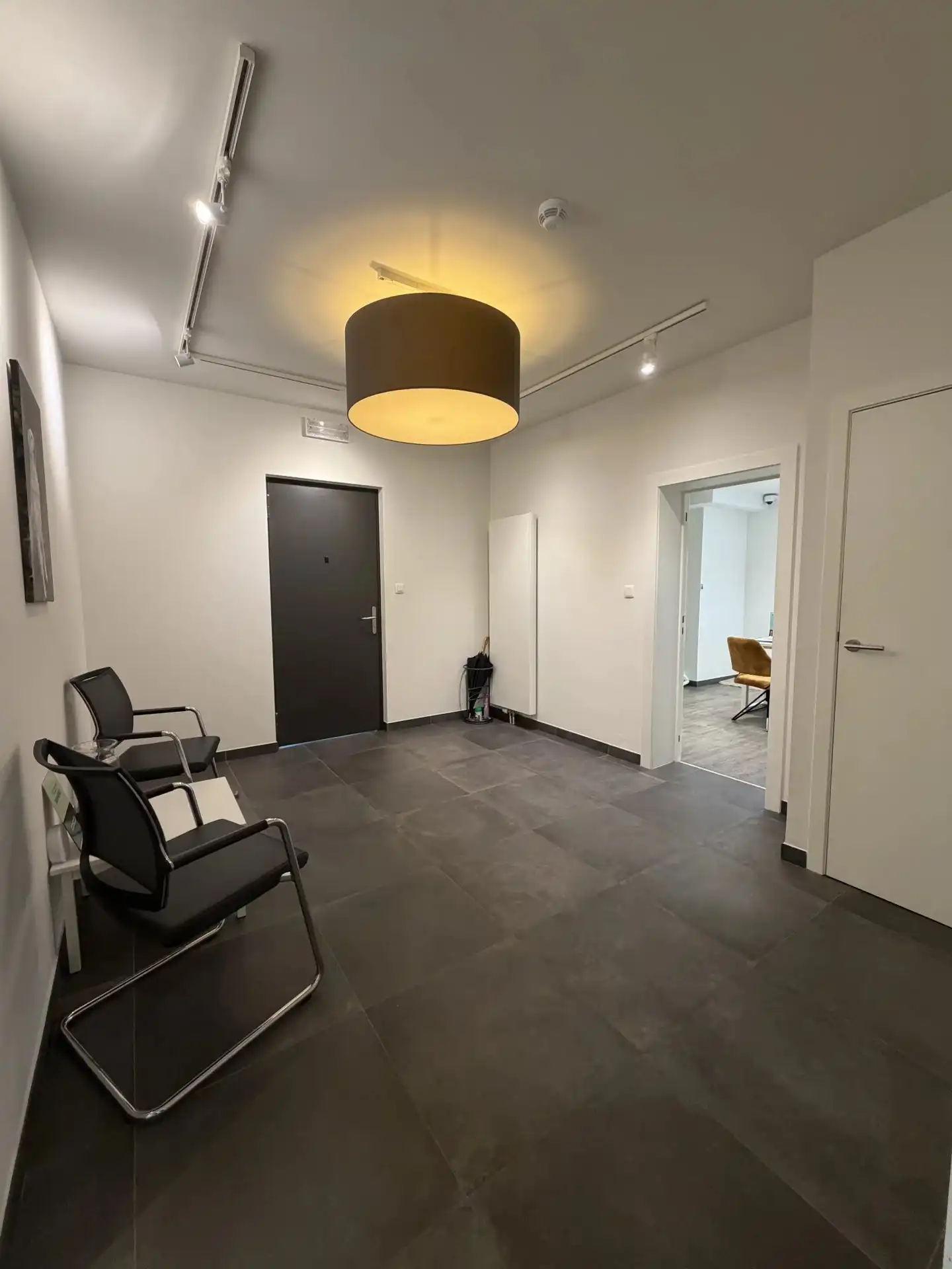 Ruim handelspand op toplocatie in Koersel centrum foto 4