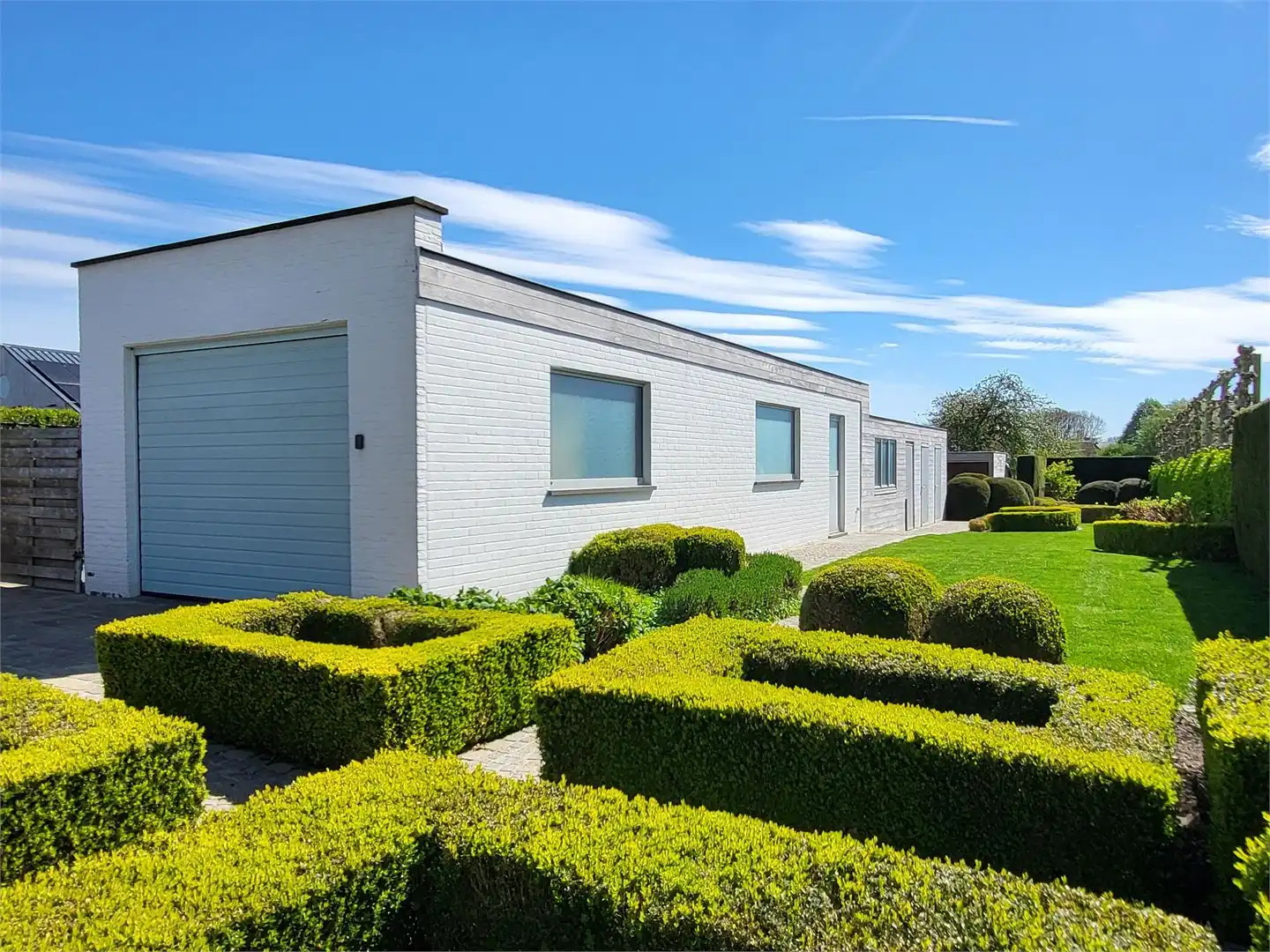Deze ruime en uitstekend onderhouden villa-bungalow op een perceel van 1.264 m² combineert comfort, functionaliteit en een aangename woonbeleving met een zuidgericht terras en een prachtig aangelegde tuin met zwembad en badhuis. foto 28