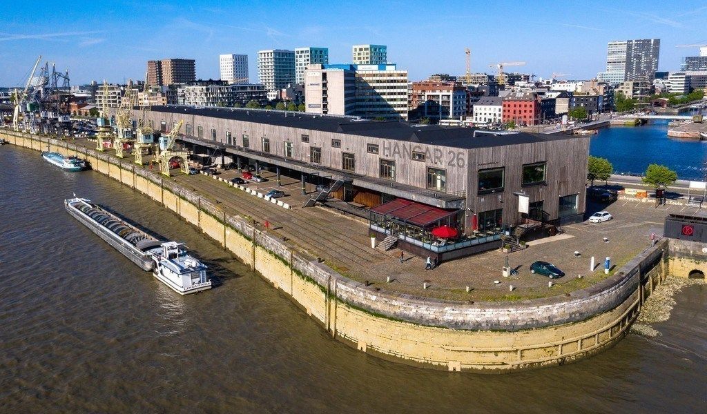 Gerenoveerd loftkantoor te huur in Hangar 26 in Antwerpen foto {{pictureIndex}}