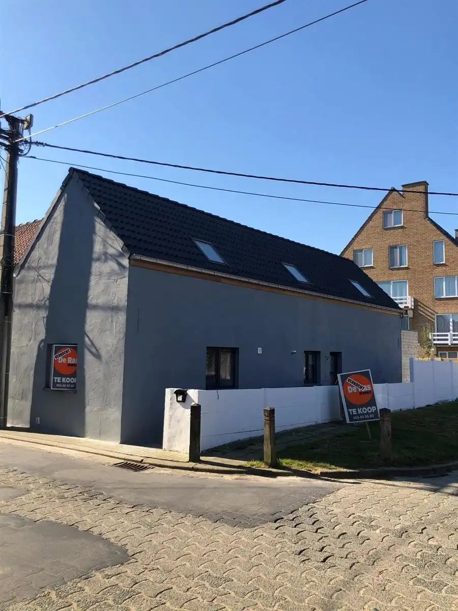 HERZELE - Volledig gerenoveerde eengezinswoning foto {{pictureIndex}}