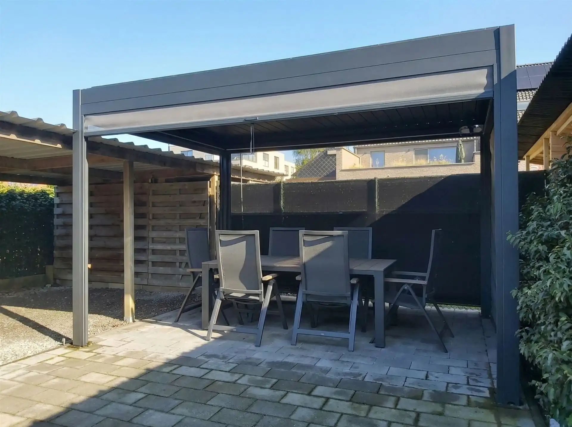 Instapklaar, gelijkvloers appartement met 2 slaapkamers, 2 garages en klein tuintje (via oprit bereikbaar) met overkapping in Maasmechelen! foto 18