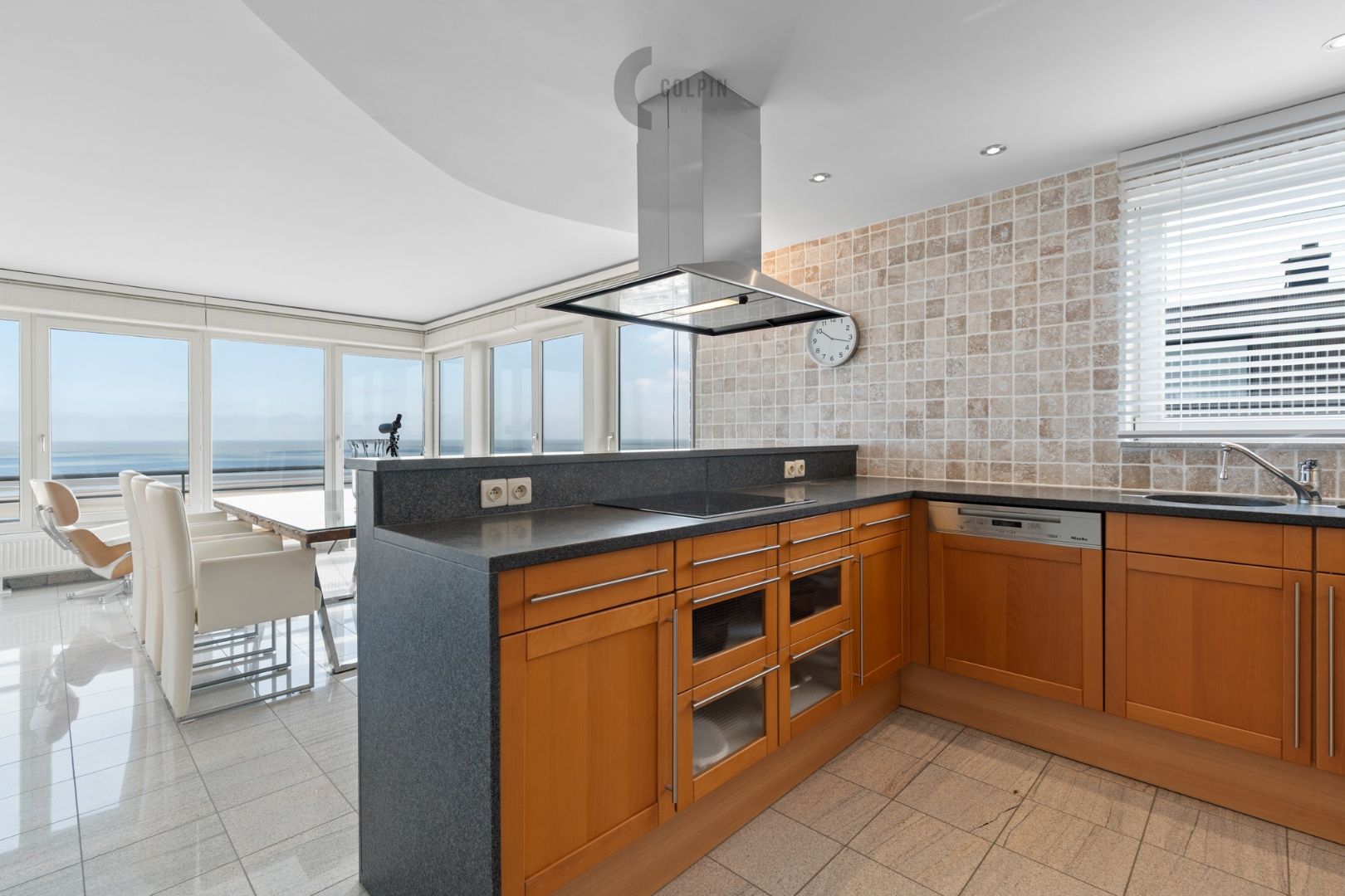Fenomenaal hoekappartement met panoramisch zeezicht. foto 10