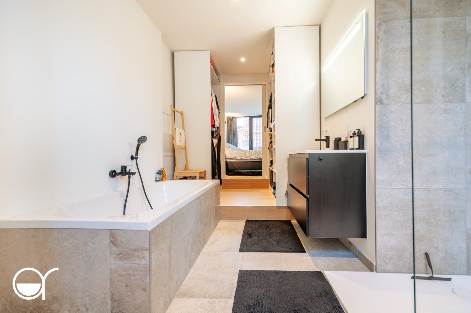 Gerenoveerde historische trapgevelwoning op unieke locatie foto 16