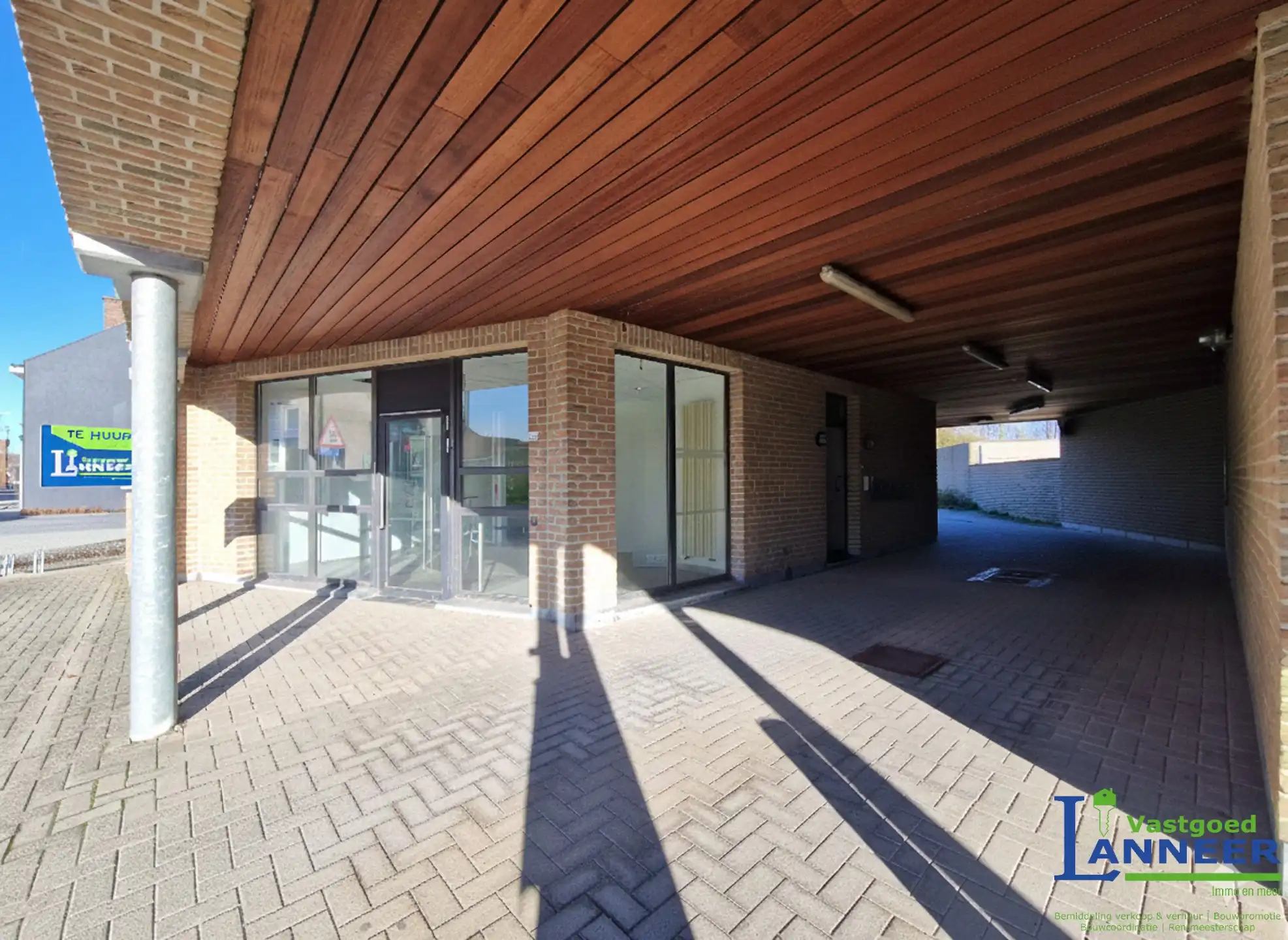 Commercieel gelijkvloers met grote parking nabij het centrum foto 3