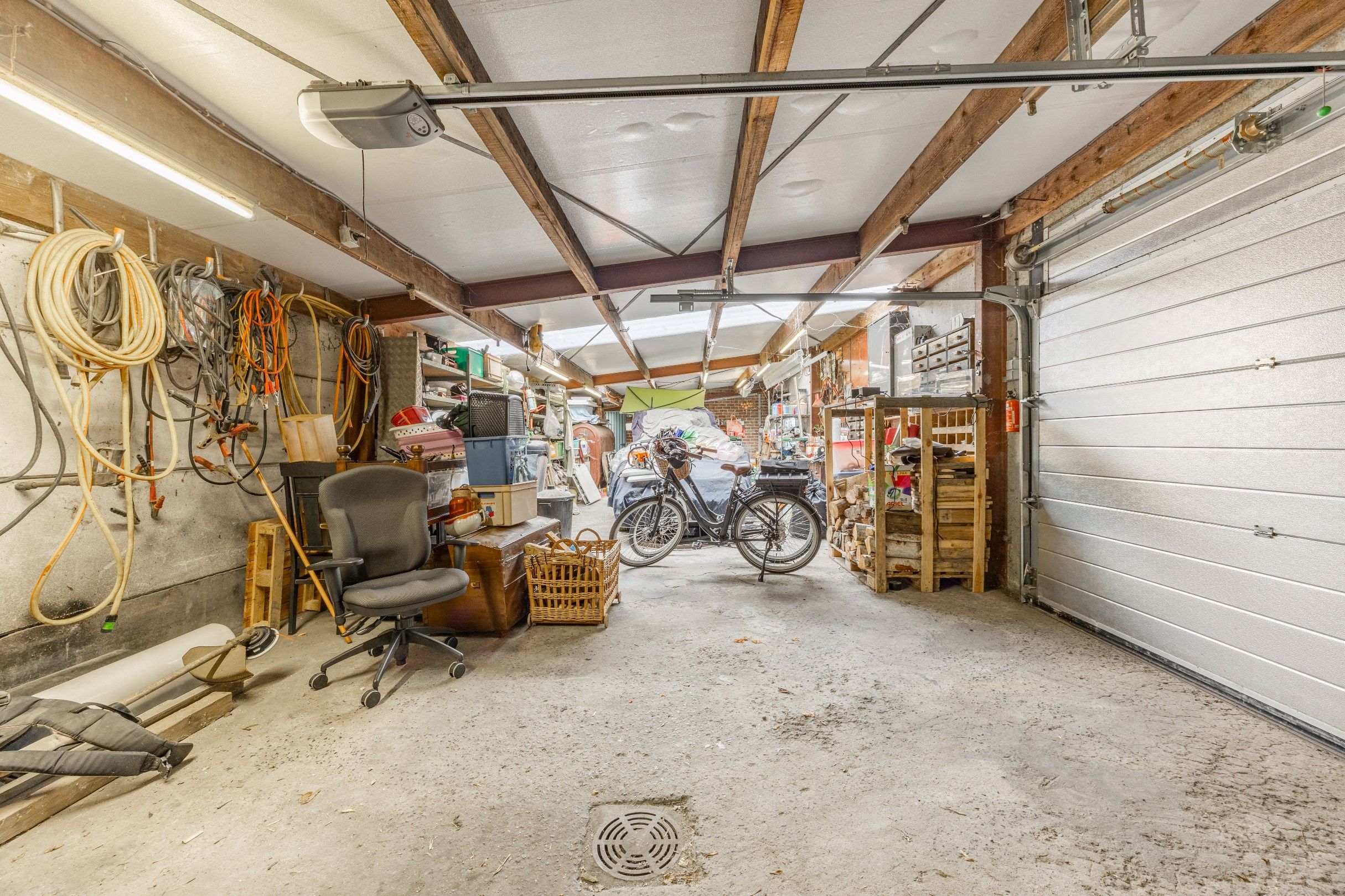 KLOEKE GEZINSWONING MET MAGAZIJN OP 737M² foto 24